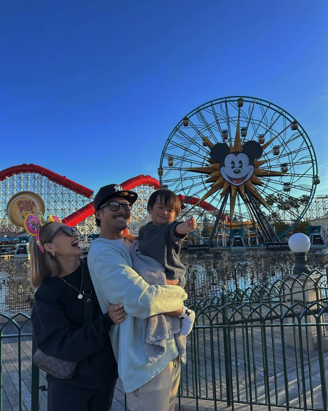 Mのインスタグラム：「LOVE MY FAMILY🌈❤️  #californiadisneyland#californiadisneyadventure#ロサンゼルス旅行#gw旅行#子連れ海外旅行#子連れ海外#カルフォルニアディズニー#カルフォルニアディズニーランド#ディズニーアドベンチャーパーク#子連れディズニー#ロサンゼルス観光#ゴールデンウィークの過ごし方#1歳男の子#第二子妊娠中#マタニティライフ#マタニティ記録#ロサンゼルスディズニー#令和3年10月生まれ#アメリカ旅行」