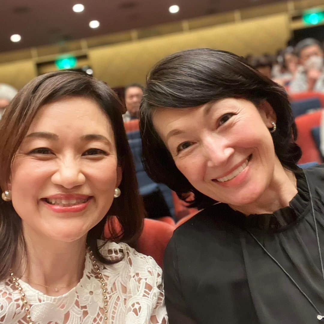 岡田美里さんのインスタグラム写真 - (岡田美里Instagram)「明治座創業150周年記念 水谷千重子50周年記念公演へ‼️  あ〜 @mizutanichieko さん　 友近さん最高でした。 @harisenbon_haruna さんも藤井隆さんもロバートの秋山さんもYOUさんも的場浩司さんも生駒里奈ちゃんも。キャスト最高😀 お上品な江戸喜劇だいすき。  18日までの明治座ほんと皆様お願いだから観に行って👍 帰りには「凡味」20歳からのお付き合い。胡麻豆腐と太郎梅は必ずご予約の上。その並びの手焼き煎餅は草加屋さん、歩いて人形町の甘酒横丁「鳥忠」で卵焼き、最後にジャンボがんもを買って帰って大満足‼️  #明治座  #水谷千重子50周年記念公演  #ハリセンボン」6月6日 20時36分 - millieokada