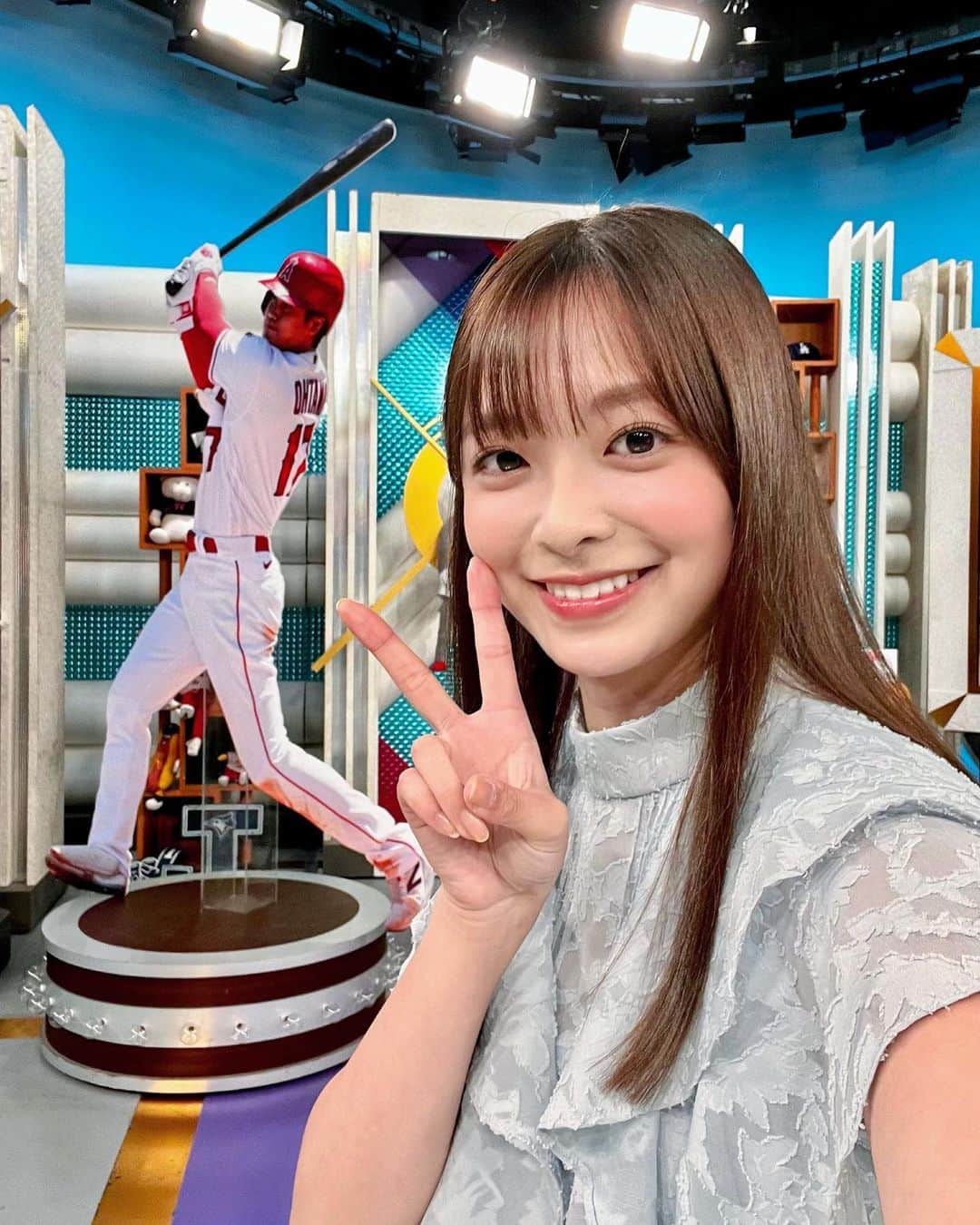 菊池柚花のインスタグラム：「. . . 先日の試合でアストロズのマスコットキャラクター “オービットくん” が、フィールド上の大谷選手と自撮りをしていたので、私もスタジオで真似てみました。笑  今日のゲリラインスタライブ見てくださった方、ありがとうございました☺️ またやります🫶🏻」