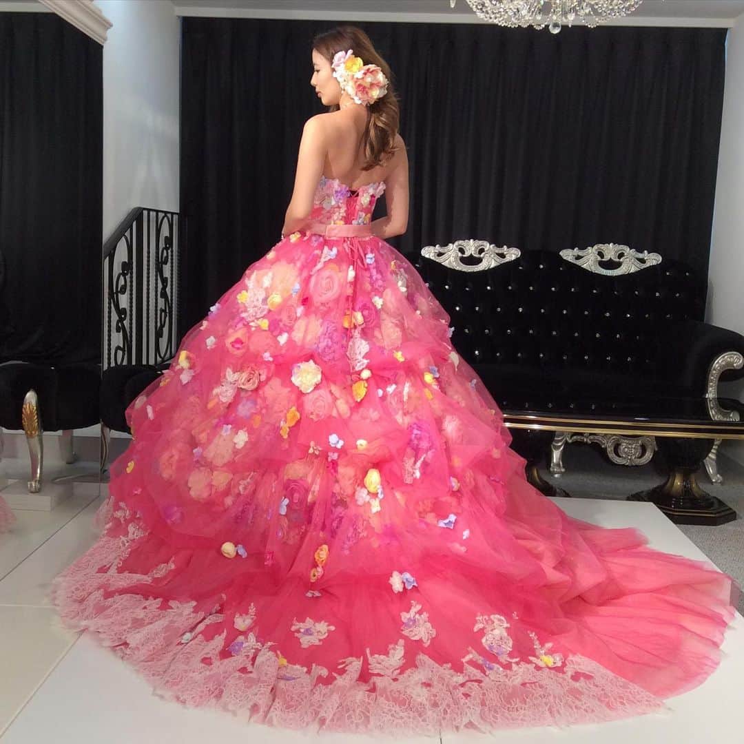 のインスタグラム：「ピンクチュールの中にカラフルなお花がたくさん詰まったカラードレス 。 左右アシンメトリーな裾はふわふわチュールとレースでイメージが変わります！！   ※様々な事情で結婚式を出来ない方や延期された方へ 結婚式を諦めるのではなくフォトウェディングのプランもございます。  #ウェディングドレス  #カラードレス #プレ花嫁#卒花嫁 #プレプレ花嫁#結婚準備  #ドレスショップ #ドレス迷子  #ドレス選び #ドレス試着  #ウェディング#ウエディング #愛ロイヤルウェディング #愛ロイヤルウエディング #airoyalwedding #日本中のプレ花嫁さんと繋がりたい  #全国のプレ花嫁さんと繋がりたい  #プレ花嫁さんと繋がりたい #前撮り #写真だけの結婚式 #フォト結婚式 #フォトウェディング  愛ロイヤルウェディング（新宿） TEL 03-6304-5445 完全予約制 https://www.rf-ai.com」