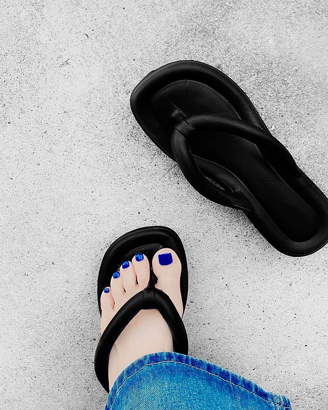 lve_xxxxのインスタグラム：「. . 👣 Volume sole beach sandals Ai  select ( @lveu.official )  ﾎﾞﾘｭｰﾑｿｰﾙのﾌｶﾌｶ💭ｻﾝﾀﾞﾙ  5㌢ｿｰﾙで盛れつつも ｸｯｼｮﾝ性の素材で履き心地◎  雨☔️に濡れても問題ない素材で 梅雨時やﾋﾞｰﾁ⛱️でも活躍かと！  ﾋﾞｰﾁとかええよな。 👙厚底でこれ盛れるし😏✧  あたしは、行きませんけど←  S.M.Lのsize展開です👣 6/11 20:00発売🛒  .」