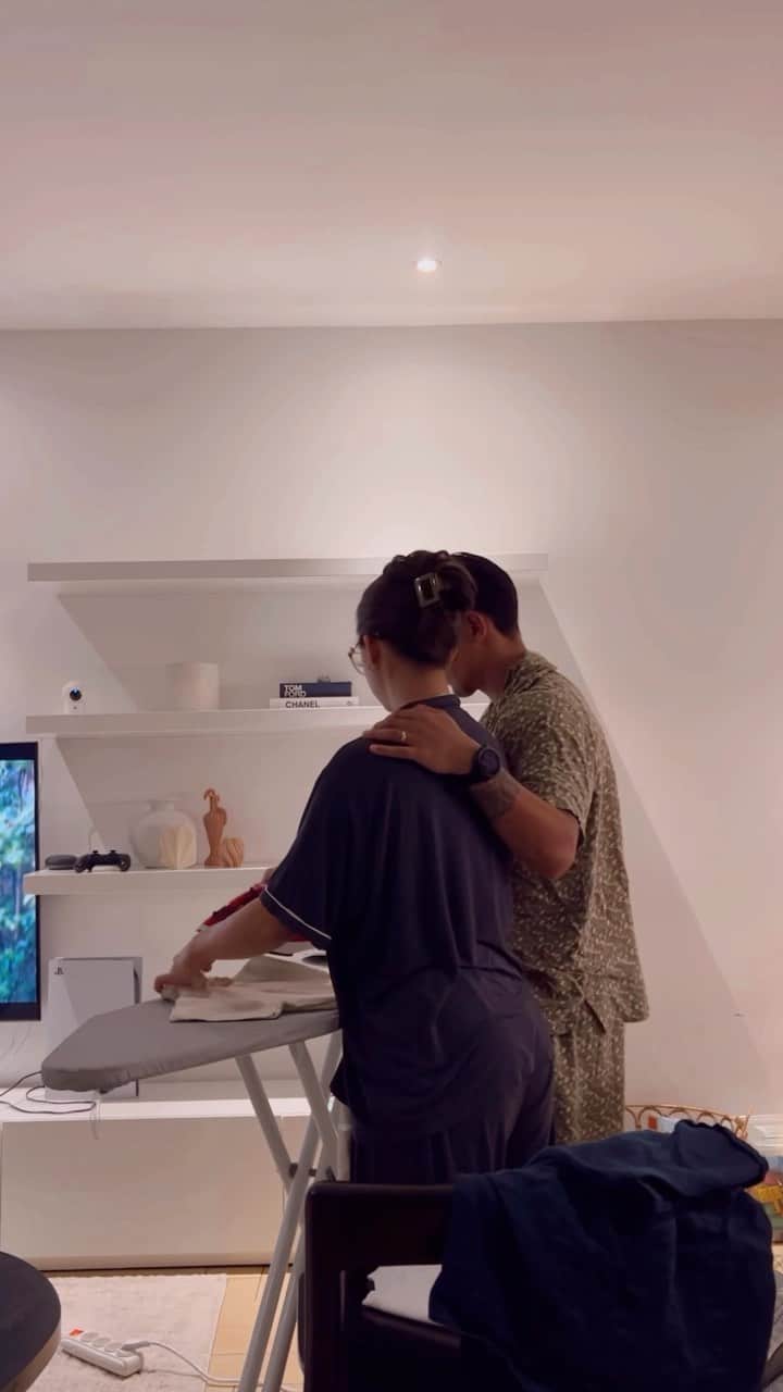 のインスタグラム：「After this we watched some Netflix together 🥹❤️ #eveningroutine #adaywithMamaJen . . PA: a clean house just makes me happy, who’s guilty of that too? 💁🏽‍♀️🙋🏽‍♀️」