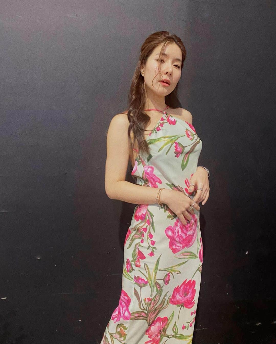 GYEON SEOのインスタグラム：「_* flowers over me 💕 . . @fabrique.co  @jemmidoris」
