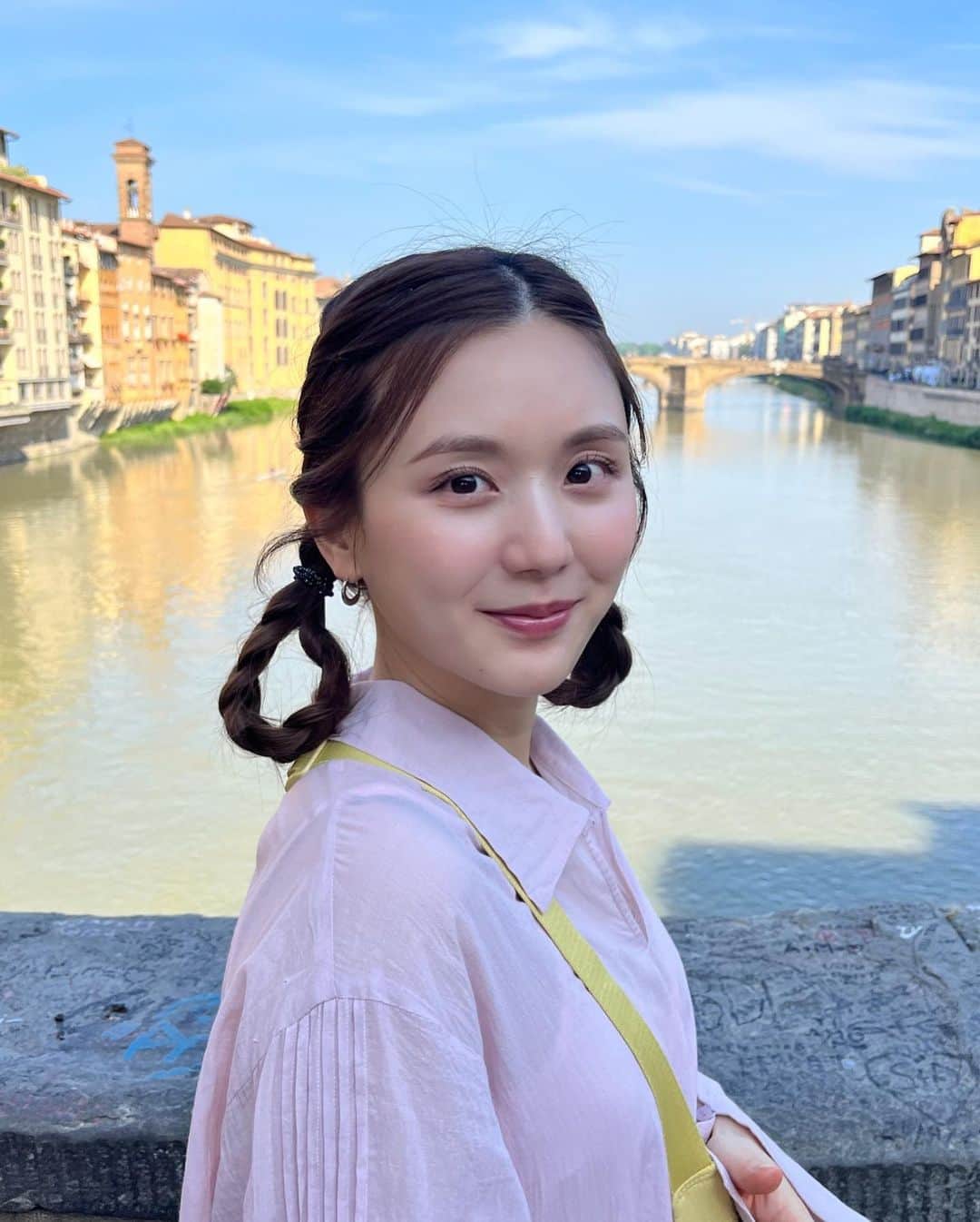 ひよんのインスタグラム：「👧❤️🎀  みんなから好評だったヘアアレンジ😆 編み込みにして輪っか作ってみた🍩 簡単だから今度リールで撮ろうかな❤️  みんな見たいー？😳😳  この日のコーデは⇩だよ🫶 ⚫︎ワンピース @editforlulu_official  ⚫︎バッグ @uniqlo  ⚫︎スニーカー @newbalance  ⚫︎ピアス @unitedarrows_official   そして、初めて似顔絵を描いてもらったの🎨✨ 🦍くんも一緒に！ 出来上がりは、、、 似てないと信じたいっていう仕上がりでした😆笑  #イタリア #フィレンツェ #コーデ #ひよんコーデ #新婚旅行」