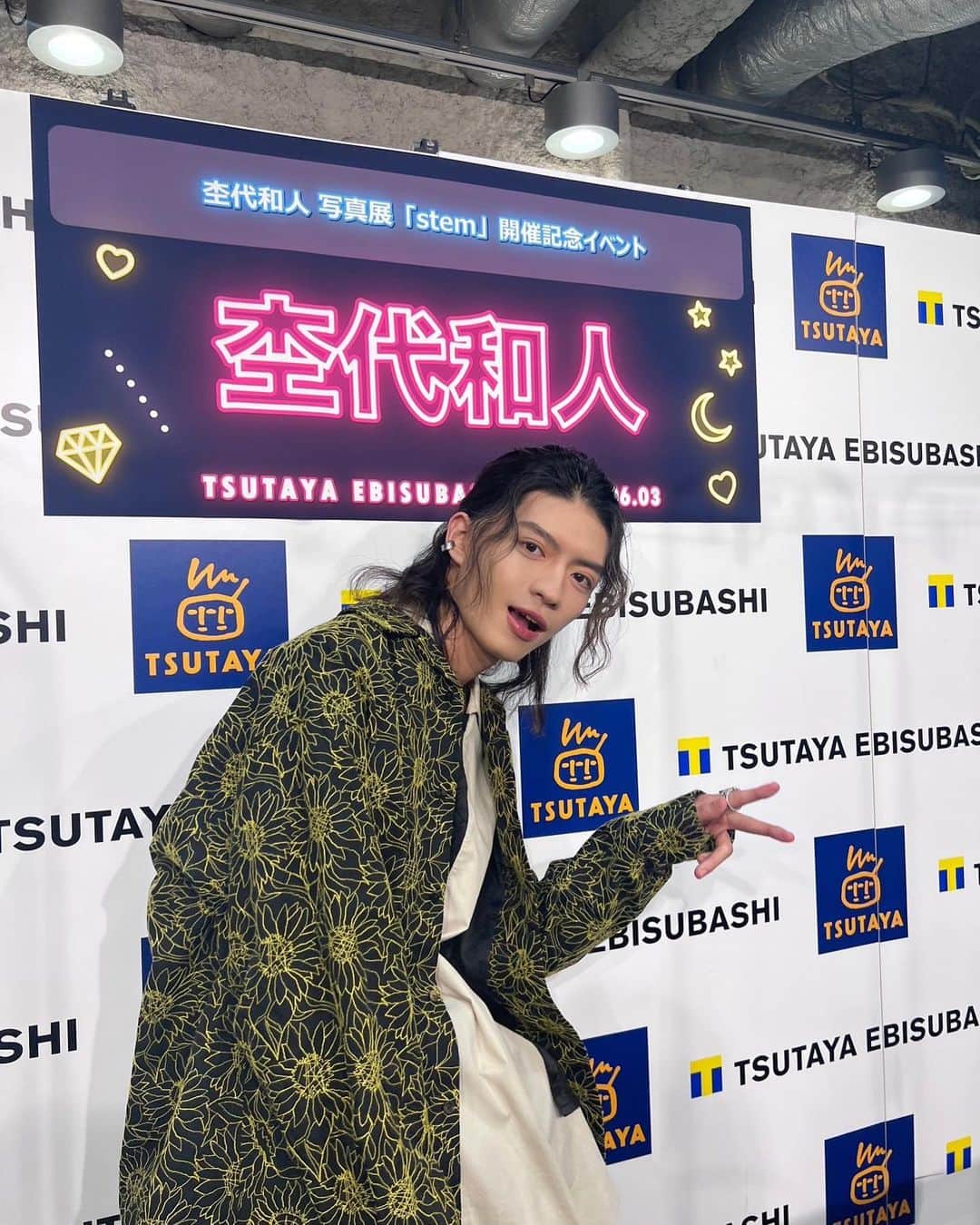 杢代和人のインスタグラム：「大阪楽しかったよーー！  たこやき食べれた 　  写真展「stem」EBISUBASHI TSUTAYA  6/12までです  あと６日間！！  是非！お越しください！  #杢代和人 #写真展stem」