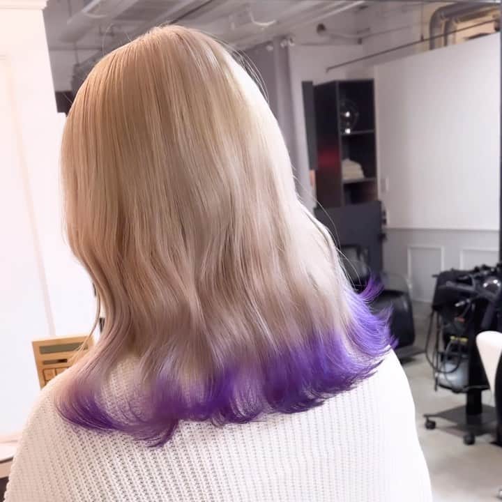 のインスタグラム：「✨ダメージレスブリーチ✨ ⁡ ⁡ 🎨カラーが不安な方必見🎨 自分史上最高のヘアスタイルとサラツヤヘア😍 ⁡ 是非お気に入りなスタイルはいいね👍保存お願い致します♪良ければフォローもお願い致します😍 ⁡ 最高の髪質改善トリートメント出来ました\(//∇//)\ 顧客のお客様から新規のお客様まで初回は¥10000となっております◎ 是非体感してください\(//∇//)\ ⁡ ※僕が載せてるオリジナルダメージレスブリーチは僕にしかできません！！ ⁡ ⁡ 独自の方法と薬剤を使用している特殊技術です。 いいなぁと思ったらいいね押してくれると喜びます😆⭕️ ⁡ 来店されるときは 髪型を @yuki__sakashitaのラインナップから好きなスタイルを保存して見せてくださいね😍 ⁡ あとは、髪の状態や似合わせであなたに似合う髪型、カラーをご提案させていただきます。 ⁡ 🉐新規クーポン🉐 カット＋ダブルカラー+トリートメント　¥16800- カット＋ケアカラー＋髪質改善　¥18500- 髪質改善　　　　　　　　　　　¥10000- ⁡ ⁡ 🐥良くある質問🐥 Q.カラーのもちは？ A.デザインカラー(ハイライト、バレイヤージュetc)は2〜3ヶ月 ブリーチカラー(全頭ブリーチ、インナーカラー)1〜2ヶ月 Q.オリジナルダメージレスブリーチとはなんですか？ A.僕にしかできないトリートメントとブリーチを配合➕前処理トリートメント、アフタートリートメント髪のダメージレベルを見極めて調合します。 Q.どんな髪質でも大丈夫ですか？ すでに過度のダメージがあったり、黒染め履歴がある場合は希望のカラーにするためのプロセスが異なる場合があります。 その場合でも最善の提案をさせていただきます。 Q.髪質改善はどんな髪でも出来ますか？ ブリーチしてる方からしてない方まで幅広く対応できます！ 軟毛〜普通毛　一回で感動レベル🥺 硬毛、癖毛　1〜2回で完璧に仕上げます！ Q.髪質改善のもちは？ 1ヶ月以上です✨ もちろん繰り返すほど定着しやすくなりもっとモチも良くなります^ ^ ⁡ 👑カラースペシャリスト👑 ✂️ダメージ90%OFFのブリーチができる ✂️豊富な経験で失敗しないカラーができる ✂️年間1000人以上担当している実績 ⁡ 🔱カラーの失敗が心配な人でも大丈夫🔱 僕のオリジナルダメージレスブリーチは他店ではマネ出来ないやり方です。✨ カラーなら僕にお任せください💗 今までのブリーチに比べて圧倒的にダメージレス、ツヤツヤカラーを楽しめます。 豊富な経験によるカラー知識であなたの なりたいカラー叶えます✨ ⁡ ✂️痛みたくない ✂️可愛いカラーになりたい ✂️デザインカラーを楽しみたい ✂️手触り良くしたい ✂️透明感が欲しい ✂️赤みオレンジ味を無くしたい カラーが不安な方は一度カラー美容師阪下までご相談ください😆 ⁡ 👑丁寧なマンツーマン接客👑 お客様を1人1人幸せにしたいという想いから 1人1人マンツーマンで接客させていただいてます😄一緒にステキな髪型作りましょう ⁡ 丁寧な接客と技術でお客様に少しでも素敵な 時間を過ごして頂けると嬉しいです。 ⁡ このインスタをみて好感を持ってもらい僕に髪の毛を任せてもらえるようでしたらお客様に喜んで頂けるよう全力で綺麗にさせていただきます✨ ⁡ ご予約ご相談は 🕴トップのURLまたはDM 担当:阪下裕紀 ⁡ 住所 東京都渋谷区神宮前4-26-2守谷ビル2F アクセス ⁡ 千代田線 明治神宮前駅 徒歩5分 副都心線 明治神宮前駅 徒歩5分 JR原宿駅　徒歩7分 東京メトロ　表参道駅　徒歩7分 ⁡ ⁡」