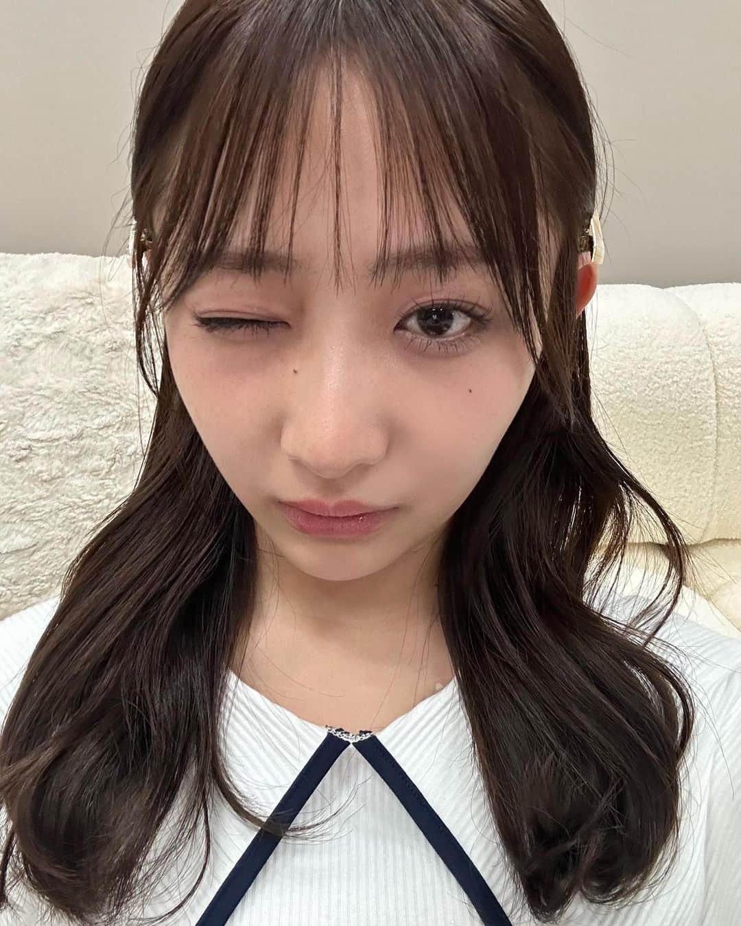石川翔鈴さんのインスタグラム写真 - (石川翔鈴Instagram)「. ピンクメイクが気分な最近。 YouTubeのメイク動画撮影したので 公開されたら是非チェックしてください♡  季節な変わり目に揺らぎやすいお肌も、なんとか今回耐えられているのは @unelimit_moeka さんのおかげ（ ; ; ） ハーブピーリングしてもらってお肌ちゅるちゅる。 定期的なメンテナンスが必要なんだなと実感。  梅雨時期、髪の毛が膨らんだりうねったりするからヘアアレンジのレパートリーを増やしたいです。不器用なりに練習してみます^_^🎵  まつげメイクが上手くいくのは  @sanae_eyelash さんのおかげ♡ 超絶妙なカール感に仕上げてくれるの 毎回カールの持ちが良すぎて驚く😂  まつげパーマが映えるように 何種類もまつ毛美容液を試してみています...🪞 まつ育大事^ ^！」6月6日 20時51分 - karen__i328