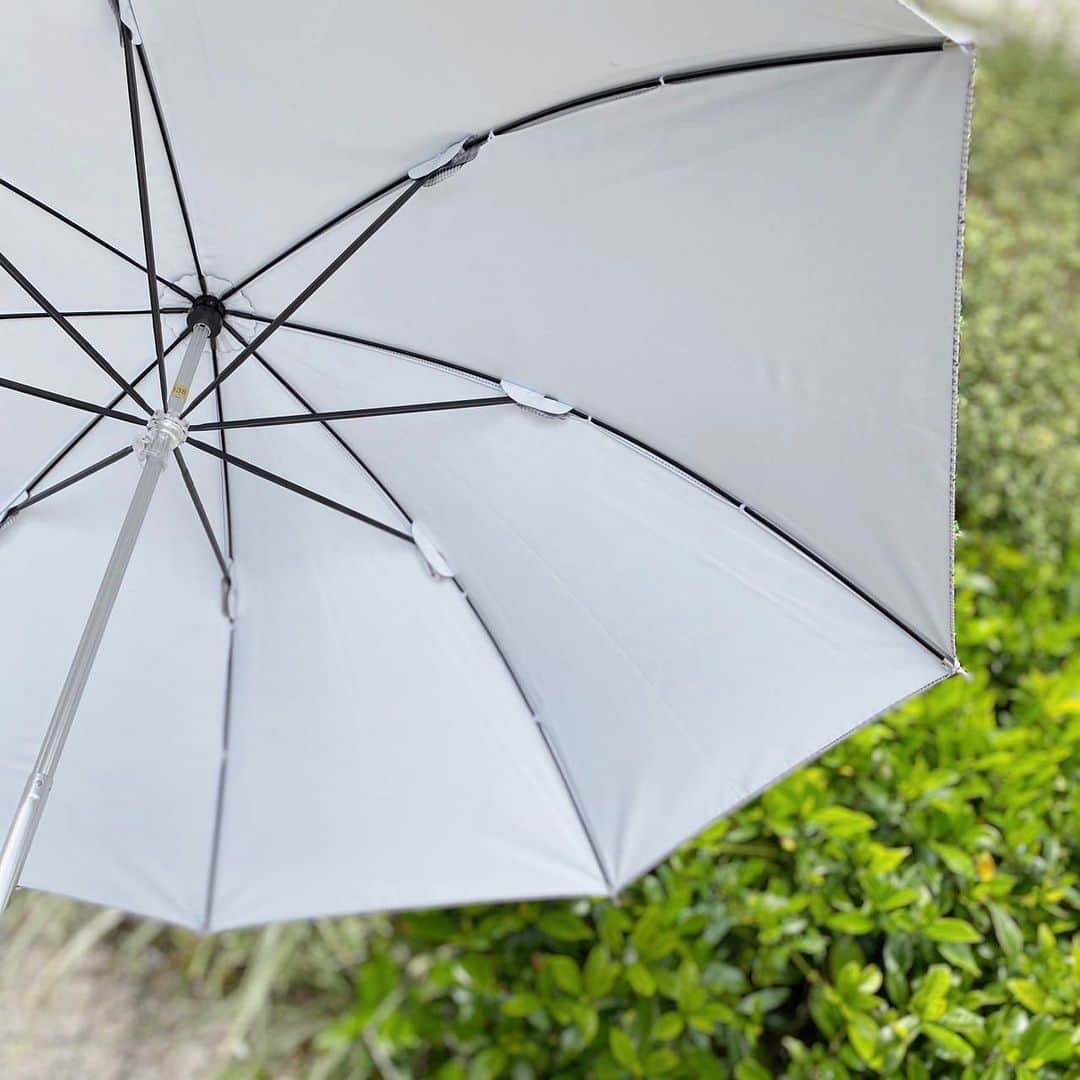 大谷朋子さんのインスタグラム写真 - (大谷朋子Instagram)「♡ * この時期お出かけの時の必需品🌂 * @moonbat_online_shop の日傘は、 1級遮光99.99％！ 強い日差しを遮り、日中でも快適♫ * 遮熱効果も高いから、涼しく感じる◡̈🩵 * TEIJINと共同開発した糸を使用した日傘は軽くて、 可愛いデザインがたくさん！ * もちろん雨の日も使用可！ 夏は急に雨が降ったりするから晴雨兼用はマスト！！ * 暑い季節も涼しく乗り越えましょう🩵 * * @moonbat_online_shop #PR #フワクール #フワクールホワイト  #日傘 #デパコス日傘 #ムーンバット  #帝人 #遮光 #遮熱 #日焼け対策 #暑さ対策  #晴雨兼用 #日傘」6月6日 20時53分 - tomoko_ohtani