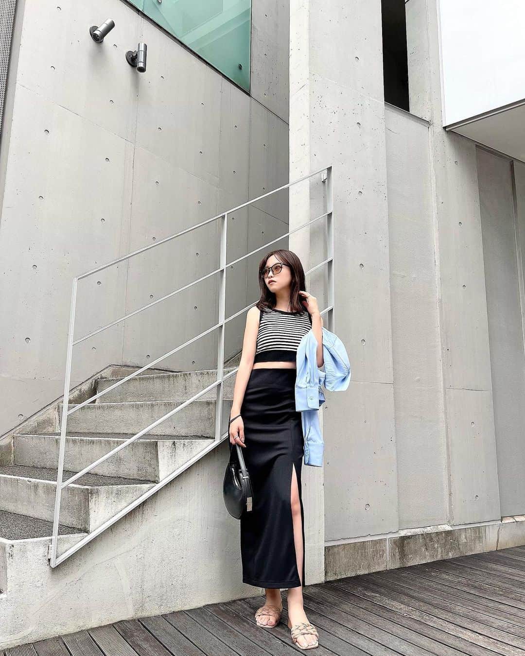 木田絵里香のインスタグラム：「. 久しぶりのLiveありがとうございました♩ 今日のコーデ🖤 スカート/シャツ @resexxy_official  トップス/バッグ/サンダル @shein_japan 🏷️ . #コーデ#スカートコーデ#タイトスカート#スリットスカート#ブラックコーデ#シャツコーデ#プチプラコーデ」
