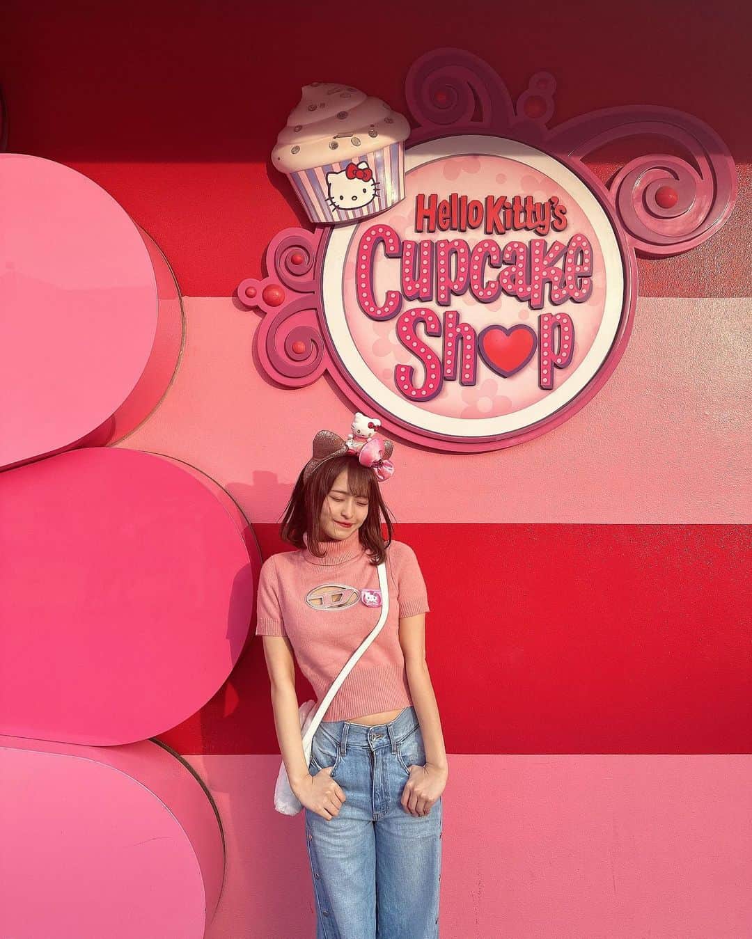 清水里香さんのインスタグラム写真 - (清水里香Instagram)「⁡ ⁡ 少し前に...🌍💞 ⁡ ⁡ 年下の親友ちゃんとユニバに行きました！ いつもめっちゃ写真撮ってくれる🥹 ⁡ dieselのトップス着たかったから キティーちゃんのカチューシャにした🫶🏻 ⁡ ⁡ ⁡ ⁡ #ユニバ #universalstudiosjapan」6月6日 20時55分 - partyyy_chu