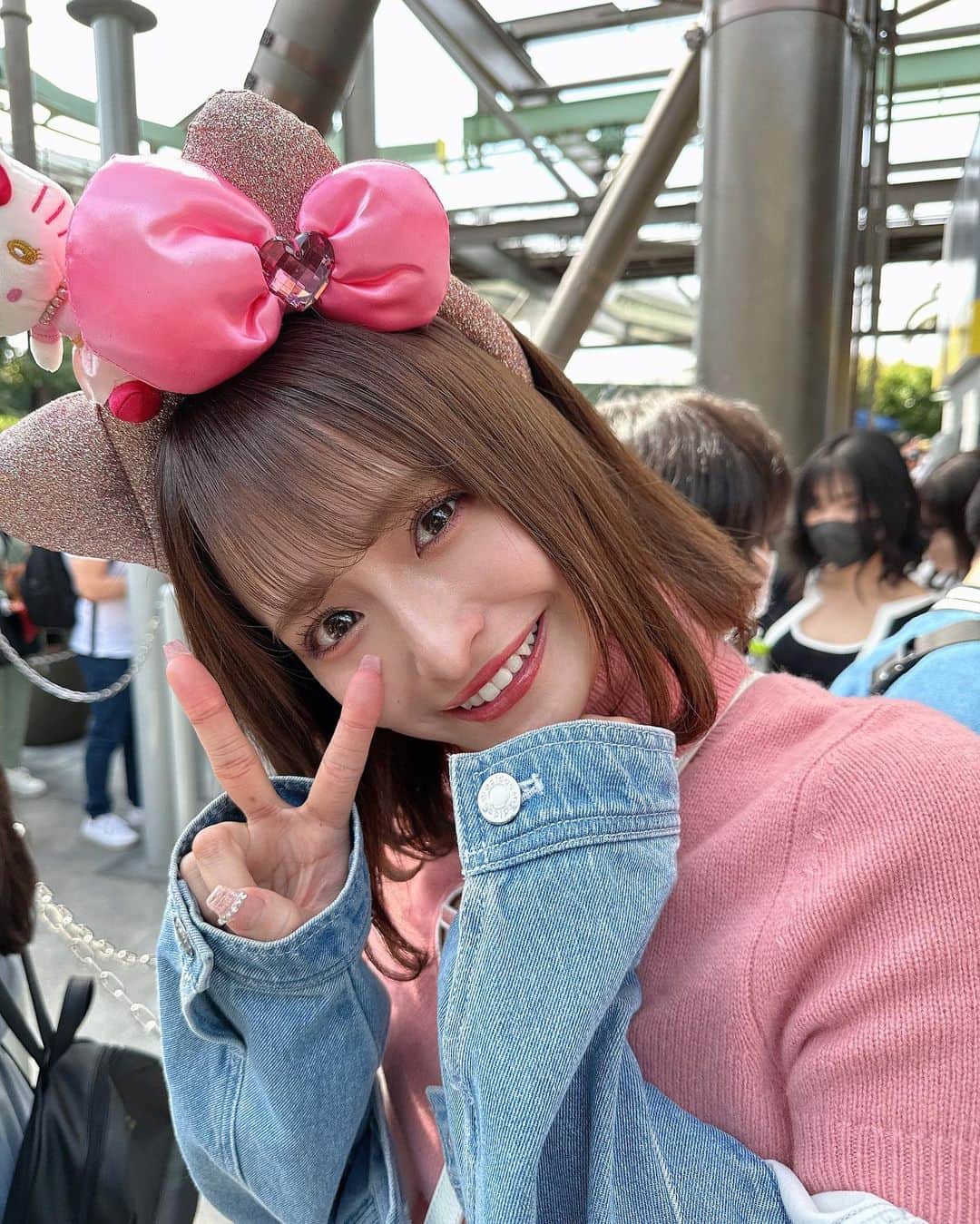 清水里香さんのインスタグラム写真 - (清水里香Instagram)「⁡ ⁡ 少し前に...🌍💞 ⁡ ⁡ 年下の親友ちゃんとユニバに行きました！ いつもめっちゃ写真撮ってくれる🥹 ⁡ dieselのトップス着たかったから キティーちゃんのカチューシャにした🫶🏻 ⁡ ⁡ ⁡ ⁡ #ユニバ #universalstudiosjapan」6月6日 20時55分 - partyyy_chu