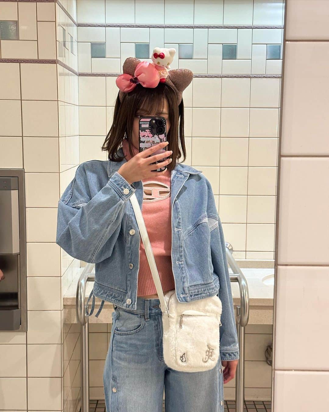 清水里香さんのインスタグラム写真 - (清水里香Instagram)「⁡ ⁡ 少し前に...🌍💞 ⁡ ⁡ 年下の親友ちゃんとユニバに行きました！ いつもめっちゃ写真撮ってくれる🥹 ⁡ dieselのトップス着たかったから キティーちゃんのカチューシャにした🫶🏻 ⁡ ⁡ ⁡ ⁡ #ユニバ #universalstudiosjapan」6月6日 20時55分 - partyyy_chu