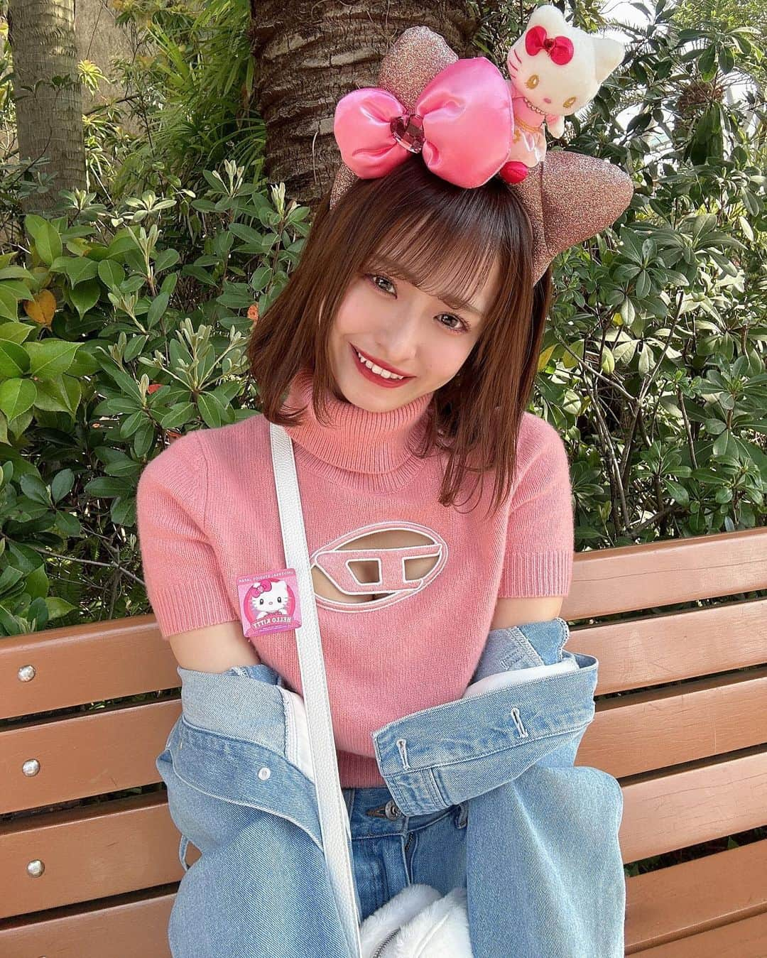 清水里香のインスタグラム：「⁡ ⁡ 少し前に...🌍💞 ⁡ ⁡ 年下の親友ちゃんとユニバに行きました！ いつもめっちゃ写真撮ってくれる🥹 ⁡ dieselのトップス着たかったから キティーちゃんのカチューシャにした🫶🏻 ⁡ ⁡ ⁡ ⁡ #ユニバ #universalstudiosjapan」