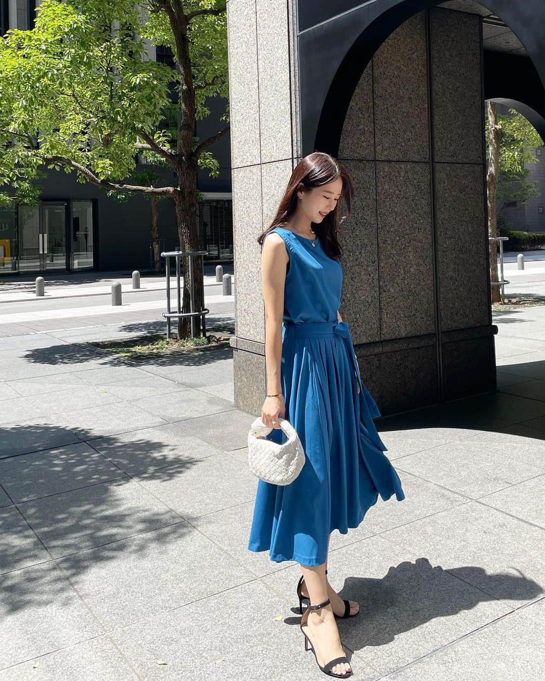 ハンナミのインスタグラム：「🩵or🖤?  上品なブルーでお気に入り ✨ こちらのセットアップは6/9(fri)〜発売startです !  他にもデニム, サマーニットも。 今週は新作盛りだくさんです 🤫♡」