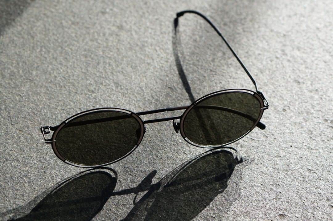 MYKITA SHOP TOKYOのインスタグラム：「【DECSDES Collection"GISELLE" | Shop Osaka】   リムがくりぬかれていたり、溝を掘り色をのせていたりと細部までこだわったサングラス。 人と被りたくない個性的なデザインでお探しの方に、是非お試しいただきたい一本です。  DECSDES Collection "GISELLE" | Shop Osaka   These sunglasses are made with attention to detail, such as the hollowed rims and the grooves dug to add color to them. For those who are looking for a unique design and don't want to wear the same pair as others, this is a must-try pair.  #mykita  #mykitadecades  #sunglasses  #sunglassesfashion  #マイキータ  #サングラス」
