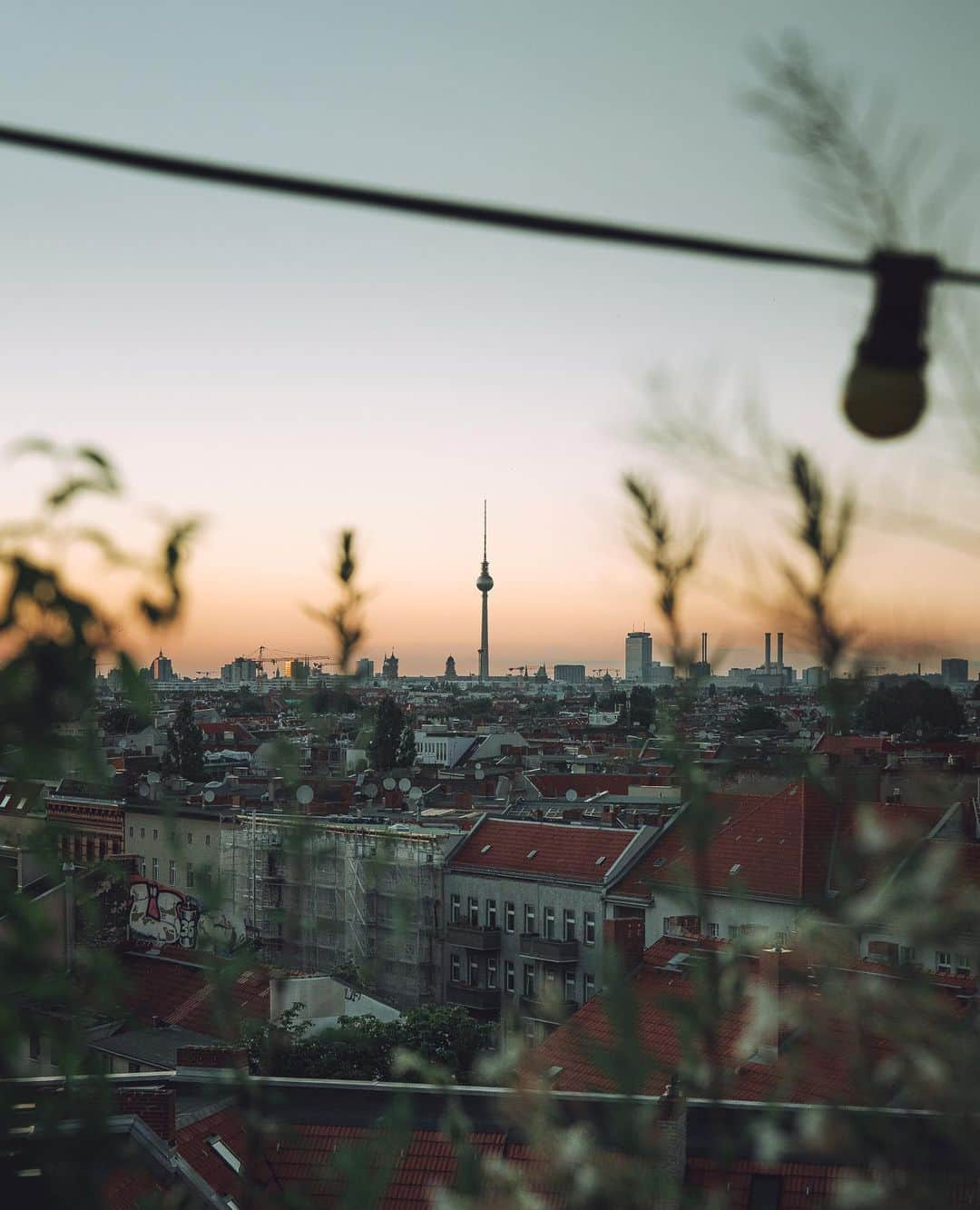 Thomas Kakarekoさんのインスタグラム写真 - (Thomas KakarekoInstagram)「Favorite frames from a Berlin summer to remember 🌞📸 #berlin」6月6日 20時58分 - thomas_k