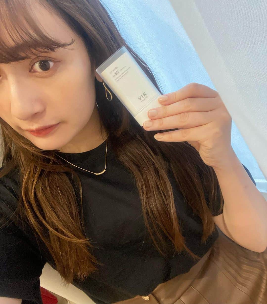 のインスタグラム：「男性専用の日焼け止め。 VIR TOKYO。  肌のいい調子や身にまとう香りは、品格や色気、自信となってその日からでも自分を輝かせてくれるはず。 というコンセプトで作られた日焼け止め✨ ． 見た目もスマートでスタイリッシュなデザインで置いていても素敵だなと思いました☺️ ． スティックタイプの日焼け止めって見たことなかったけど、、、外で日焼け止め塗りたくても手がべたついちゃったりしてつけ辛かったりする事もあるけどこれなら安心💓 ウォータープルーフだから海でも使える🏖 ． 無香料や着色料不使用、アルコールフリー、バラベンフリーで、肌にやさしい商品✨ ． よかったら使ってみてね☺️ ． ． ． ． #VIRTOKYO#日焼け止め#メンズスキンケア#提供」