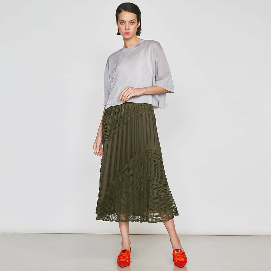 Double Standard Clothingのインスタグラム：「. NEW ARRIVAL 2023 PRE-FALL COLLECTION . [TOPS] ESSENTIAL / シアーバックロゴTシャツ price. 12,100円(税込) color. オフ / ライトグレー size. F . [BOTTOMS] ESSENTIAL / カットワークレースドッキングスカート price. 31,900円(税込) color. オフ / カーキ / ブラック size. 36 / 38 . ------------------------------------------- #doublestandardclothing #tokyo #DSC #sov #dscessential #nightstore #2023prefall  #fashion #ootd」