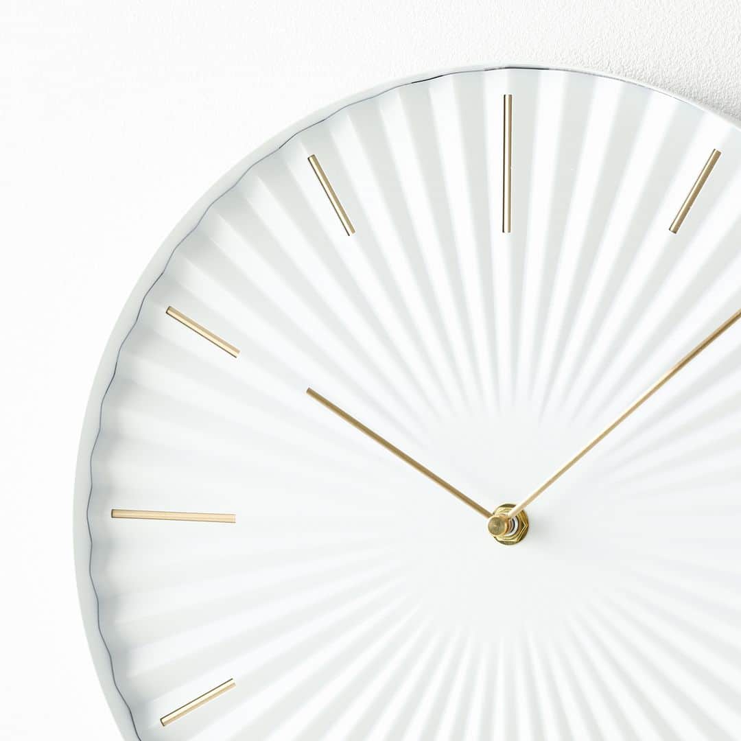 Francfrancさんのインスタグラム写真 - (FrancfrancInstagram)「【時計特集🎉】お部屋を華やかにする掛け時計のご紹介です🕐💗  お部屋の雰囲気を変えたい、なんだか壁がもの寂しい… という方は、デザインにこだわった時計を取り入れてみるのがおすすめです！  存在感のある時計は、リビングやお部屋の印象をグッと格上げしおしゃれに✨  毎日見るものだからこそ、お気に入りのデザインで素敵なおうち時間を過ごしませんか？🏠💕  ┈┈┈┈┈┈┈┈┈┈┈┈┈┈┈┈┈┈┈┈┈┈┈┈  🤍ラディエート ウォールクロック　¥5,800（税込） （W300×D35×H300mm）  POINT ＼どんなインテリアともコーディネートしやすく、 上品な印象のお部屋に！✨／  削ぎ落されたシンプルなデザインが美しい壁掛け時計です。 直径30cmの文字盤はリビングやダイニングでも使いやすい標準サイズ☺️ さりげなくあしらったゴールドカラーが上品さを演出します✨  ┈┈┈┈┈┈┈┈┈┈┈┈┈┈┈┈┈┈┈┈┈┈┈┈  💗メタルリング ウォールクロック　¥5,800（税込） （W400×D35×H400mm）  POINT ＼メタルを施したこだわりのデザインと大きさで、 トレンド感たっぷりのお部屋に！／  お部屋のアクセントになる大きめの掛け時計です。 インデックス部分に使用されているメタルがデザインのポイント❢ 直径40cmの大ぶりな文字盤が存在感たっぷりで 広めのリビングなどにもおすすめです。  ┈┈┈┈┈┈┈┈┈┈┈┈┈┈┈┈┈┈┈┈┈┈┈┈  #francfranc #フランフラン #francfrancのある生活 #時計 #掛け時計 #壁掛け時計 #模様替え #壁掛けインテリア #インテリア雑貨 #インテリア小物」6月6日 21時00分 - francfranc_official