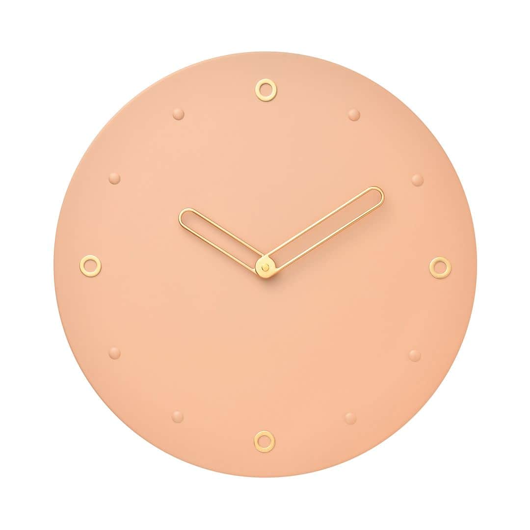 Francfrancさんのインスタグラム写真 - (FrancfrancInstagram)「【時計特集🎉】お部屋を華やかにする掛け時計のご紹介です🕐💗  お部屋の雰囲気を変えたい、なんだか壁がもの寂しい… という方は、デザインにこだわった時計を取り入れてみるのがおすすめです！  存在感のある時計は、リビングやお部屋の印象をグッと格上げしおしゃれに✨  毎日見るものだからこそ、お気に入りのデザインで素敵なおうち時間を過ごしませんか？🏠💕  ┈┈┈┈┈┈┈┈┈┈┈┈┈┈┈┈┈┈┈┈┈┈┈┈  🤍ラディエート ウォールクロック　¥5,800（税込） （W300×D35×H300mm）  POINT ＼どんなインテリアともコーディネートしやすく、 上品な印象のお部屋に！✨／  削ぎ落されたシンプルなデザインが美しい壁掛け時計です。 直径30cmの文字盤はリビングやダイニングでも使いやすい標準サイズ☺️ さりげなくあしらったゴールドカラーが上品さを演出します✨  ┈┈┈┈┈┈┈┈┈┈┈┈┈┈┈┈┈┈┈┈┈┈┈┈  💗メタルリング ウォールクロック　¥5,800（税込） （W400×D35×H400mm）  POINT ＼メタルを施したこだわりのデザインと大きさで、 トレンド感たっぷりのお部屋に！／  お部屋のアクセントになる大きめの掛け時計です。 インデックス部分に使用されているメタルがデザインのポイント❢ 直径40cmの大ぶりな文字盤が存在感たっぷりで 広めのリビングなどにもおすすめです。  ┈┈┈┈┈┈┈┈┈┈┈┈┈┈┈┈┈┈┈┈┈┈┈┈  #francfranc #フランフラン #francfrancのある生活 #時計 #掛け時計 #壁掛け時計 #模様替え #壁掛けインテリア #インテリア雑貨 #インテリア小物」6月6日 21時00分 - francfranc_official