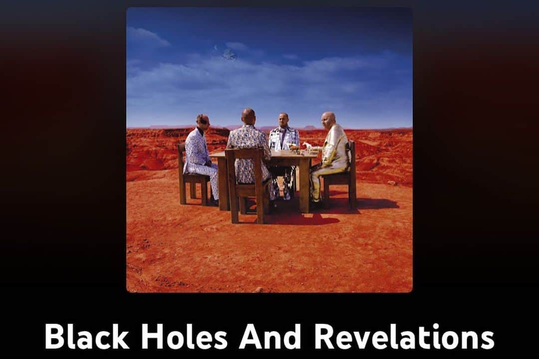 片桐航さんのインスタグラム写真 - (片桐航Instagram)「.  最近この帽子ばっかりかぶってる常に  好きなアルバム  Black Holes and Revolutions MUSE  一曲目 Take a bow この曲がこの世のアルバム一曲目の中で 一番一曲目にふさわしい曲やと思う  きたーーーーーーーーーーーー ってなる。ほんまに MUSEは音楽業界の年上の人たちが こぞって素晴らしいと言ってるイメージ  その理由がわかる プロジェクトとして好き どういう風にメンバーが咬んでるのかも知らんけど 映像とか演出とかそういう MUSEというものを作り上げてる全てが好き  StarlightからMap of Problematiqueまでの流れで万人の心を鷲掴みして  Soldier's poem で置いていかないでーとなるけど  Gloriousでちゃんとごちそうさまでしたー と言わせてくれるアルバム  曲も歌詞もL'Arc〜en〜Cielに似てるから好きなんやろ という意見については全く否定しないけども笑  理由はどうであれ好きなものは好き 逆輸入  MUSEのシンセベースでみぞおち殴られたい  #cap#icesmoke#MUSE #アルバム#レビュー#帽子」6月6日 21時00分 - wataru_lennycodefiction