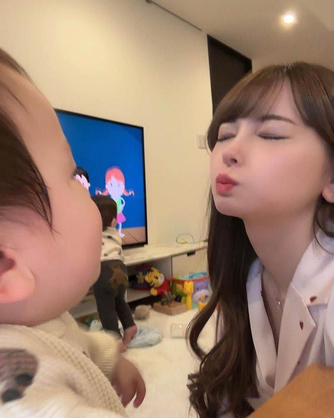 美女naviさんのインスタグラム写真 - (美女naviInstagram)「【美女navi ☻*】双子のママ👦💞👦 * * 今回ご紹介させていただく方は❤️ 黒崎みさ さん ▶️▷ @misa_k88  * * # Repost . . 地毛が伸びたから過去一馴染みがいい🫶 透明感のあるベージュカラー . . 黒崎みさ さん のアカウントには 他にも素敵な投稿が(*´﹀`) ぜひ覗いてみてくださいね🧡  * * * 美女navi掲載希望の方は⇒ @bijo_navi ❤️と # 美女navi 、# 美女ナビ タグ付け * 10代限定姉妹アカウント 美少女navi掲載希望の方は⇒ @bishojo_navi 💛と # ビショウジョナビ タグ付け * お願いします✨✨ * * 次回もお楽しみに...😍 * * #双子ママ #一卵性双生児 #美人ママ  #エクステ #ベージュカラー #巻き髪アレンジ #ロングヘア #さらさらヘアー #アイメイク #おうち時間 #ヘアケア #スタイル抜群 #モデル体型 #女子力アップ #女子力向上 #ナチュラルメイク #美意識 #美意識向上 #大人カジュアル #大人かわいい #赤リップ」6月6日 21時00分 - bijo_navi