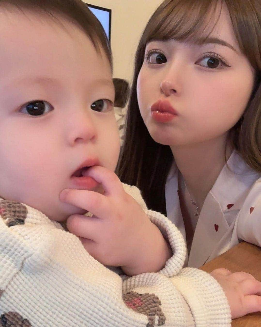 美女naviさんのインスタグラム写真 - (美女naviInstagram)「【美女navi ☻*】双子のママ👦💞👦 * * 今回ご紹介させていただく方は❤️ 黒崎みさ さん ▶️▷ @misa_k88  * * # Repost . . 地毛が伸びたから過去一馴染みがいい🫶 透明感のあるベージュカラー . . 黒崎みさ さん のアカウントには 他にも素敵な投稿が(*´﹀`) ぜひ覗いてみてくださいね🧡  * * * 美女navi掲載希望の方は⇒ @bijo_navi ❤️と # 美女navi 、# 美女ナビ タグ付け * 10代限定姉妹アカウント 美少女navi掲載希望の方は⇒ @bishojo_navi 💛と # ビショウジョナビ タグ付け * お願いします✨✨ * * 次回もお楽しみに...😍 * * #双子ママ #一卵性双生児 #美人ママ  #エクステ #ベージュカラー #巻き髪アレンジ #ロングヘア #さらさらヘアー #アイメイク #おうち時間 #ヘアケア #スタイル抜群 #モデル体型 #女子力アップ #女子力向上 #ナチュラルメイク #美意識 #美意識向上 #大人カジュアル #大人かわいい #赤リップ」6月6日 21時00分 - bijo_navi