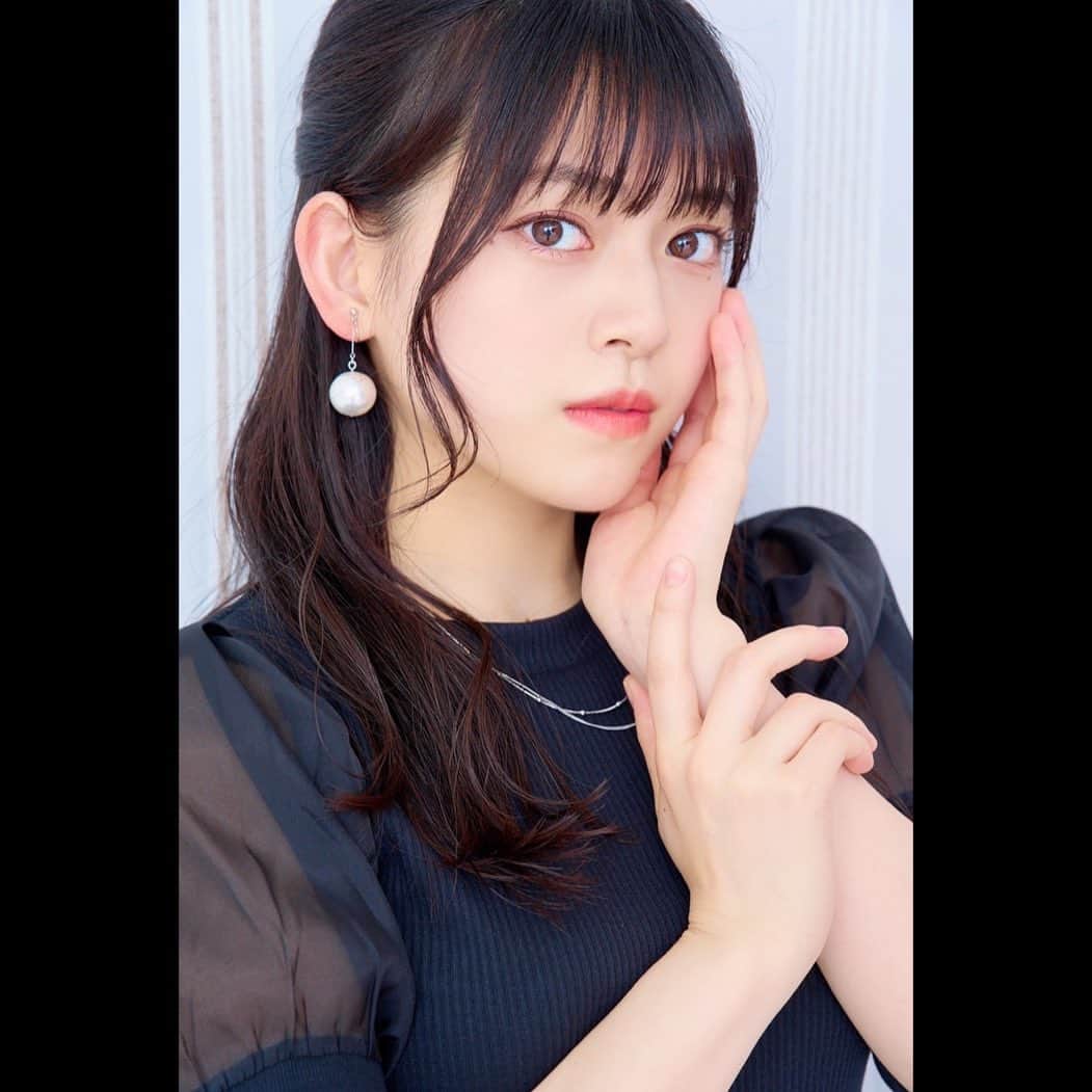 高岡薫のインスタグラム：「イヤリングは姉のハンドメイド☺️  #イヤリング #イヤリングハンドメイド #ハンドメイドアクセサリー #ハーフアップ #巻き髪」