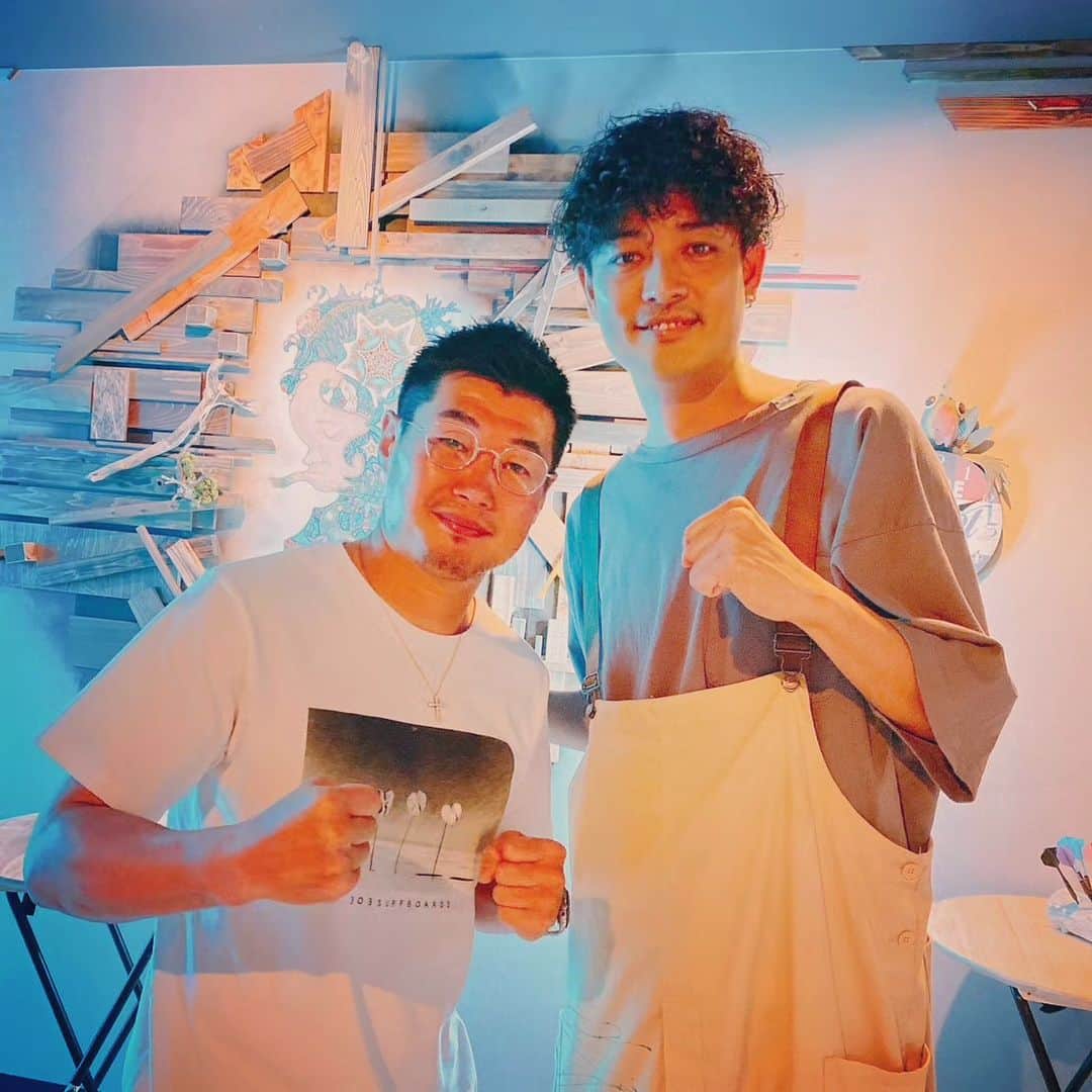 中村昌也のインスタグラム：「長谷川穂積さんが来て下さいました❕ 気さくで話しやすい、最強の兄さんw ありがとうございます❗ 本日も営業です！ お待ちしております❕ #宮古島 #沖縄 #宮古島バー #miyakojima #miyakojimabar #バーイズ #イズ #baris #is #newopen #居酒屋 #海 #beach #japan #中村昌也」