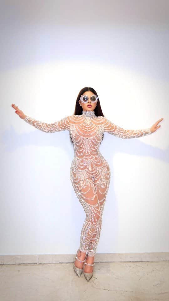 のインスタグラム：「𝐅𝐞𝐞𝐥𝐢𝐧𝐠 𝐓𝐡𝐞 𝐕𝐢𝐛𝐞𝐬 ✨️  #HaifaWehbe」