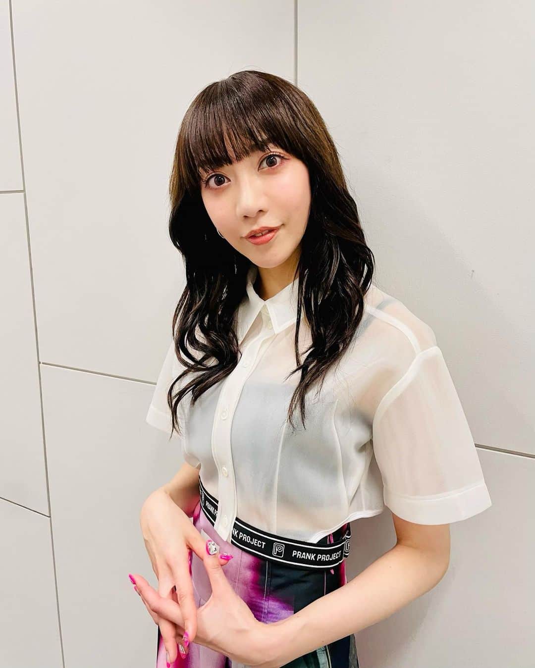 のインスタグラム：「. 「スローでイージーなルーティンで」 ご視聴くださった方ありがとうございました🙌  温かい番組で楽しくて、あっという間の1時間でした！ 雨の日ファッションアイテムも勉強になりましたね🤔☔️  番組アイドル犬のテスちゃん🐶 可愛い過ぎてお別れするの寂しかったです🥲  今日のコーデは @prankproject_official でした✨  #スロイジ #布が好き #美弥るりか」