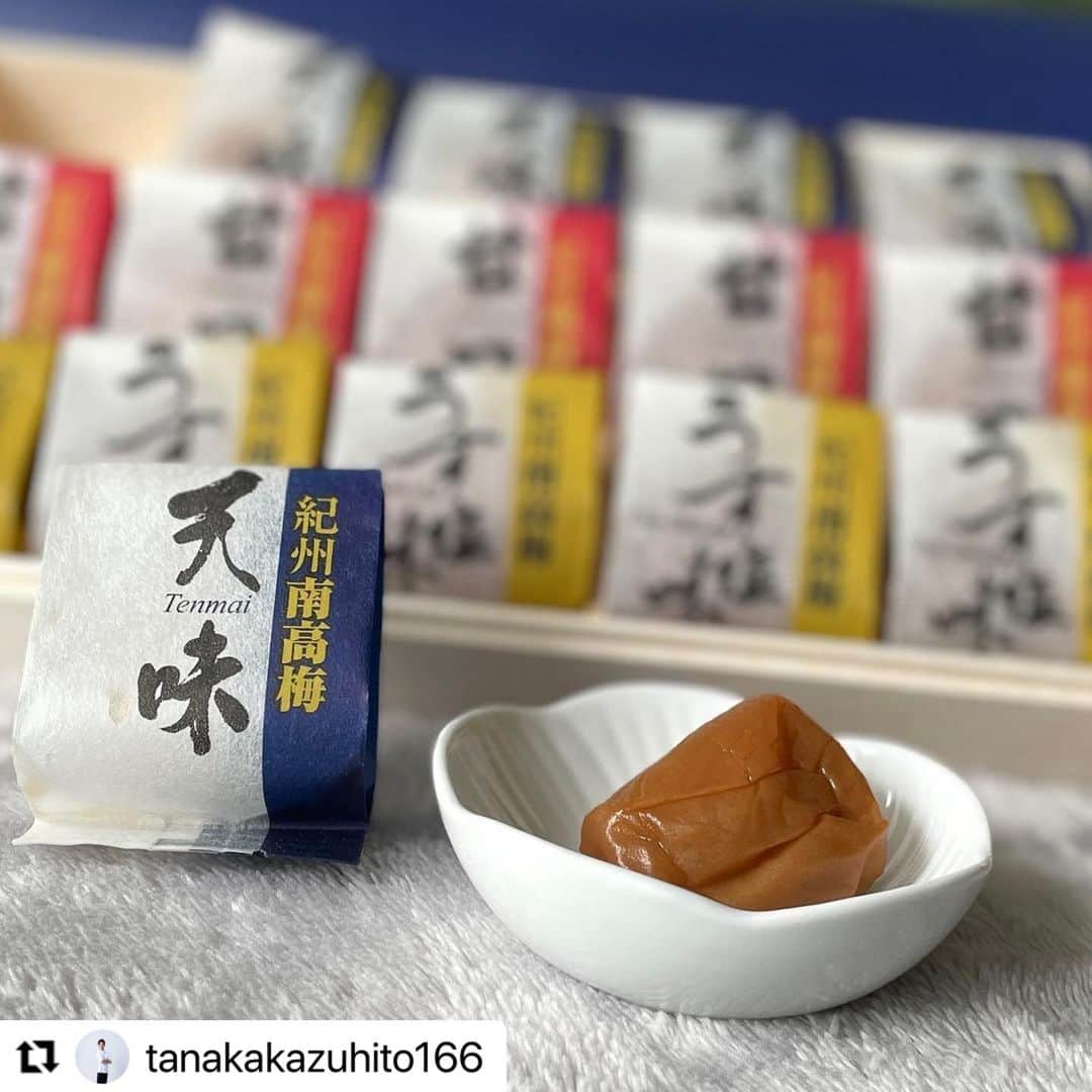 和歌山県食品流通課さんのインスタグラム写真 - (和歌山県食品流通課Instagram)「#Repost @tanakakazuhito166 with @use.repost  元体操選手の田中和仁さんが、梅干しを紹介してくださいました！ありがとうございます🥺  ・・・ 今日6月6日は『梅の日』✨  大粒の梅干し、見てるだけでヨダレが出てくる💦  梅には、クエン酸が多く含まれており、夏バテ予防や疲労回復の効果あり👍 また、塩分を手軽に摂取できるため、熱中症対策としても話題👌  「南高梅」のほかにも、「古城」「露茜」「萃香」「橙高」などの品種が、次世代に期待されています✨  食べてみてね😁  #和歌山県 #和歌山県産 #梅 #梅干し #南高梅 #古城 #露茜 #萃香 #橙高 #梅の日 #夏バテ予防 #疲労回復 #熱中症対策 #美味しい」6月6日 21時06分 - tasty_healthy_wakayama