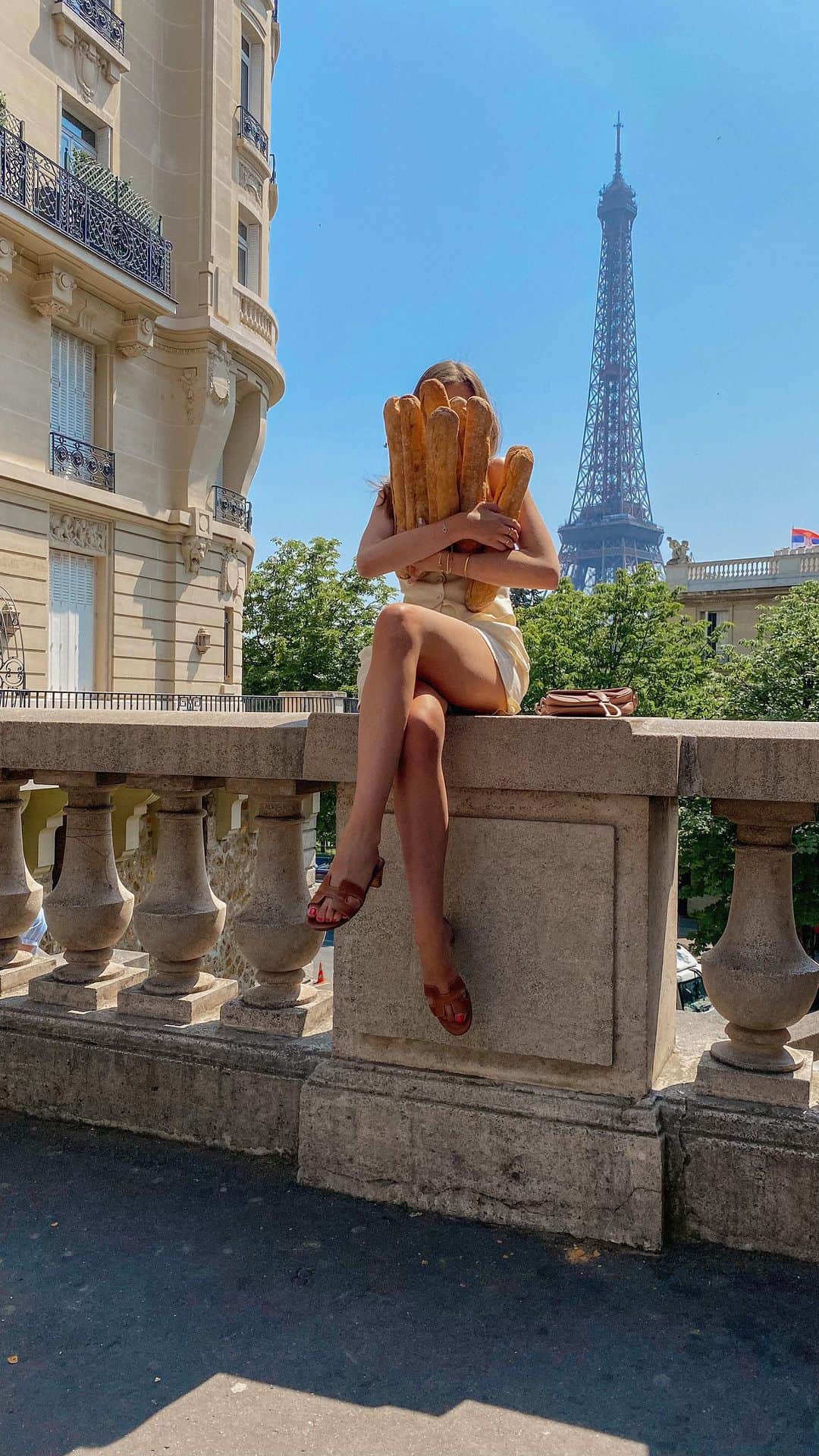 バーボラ・コディトヴァのインスタグラム：「Carbs don’t count in Paris 🥖😁 wearing @revolve set #RevolveMe」