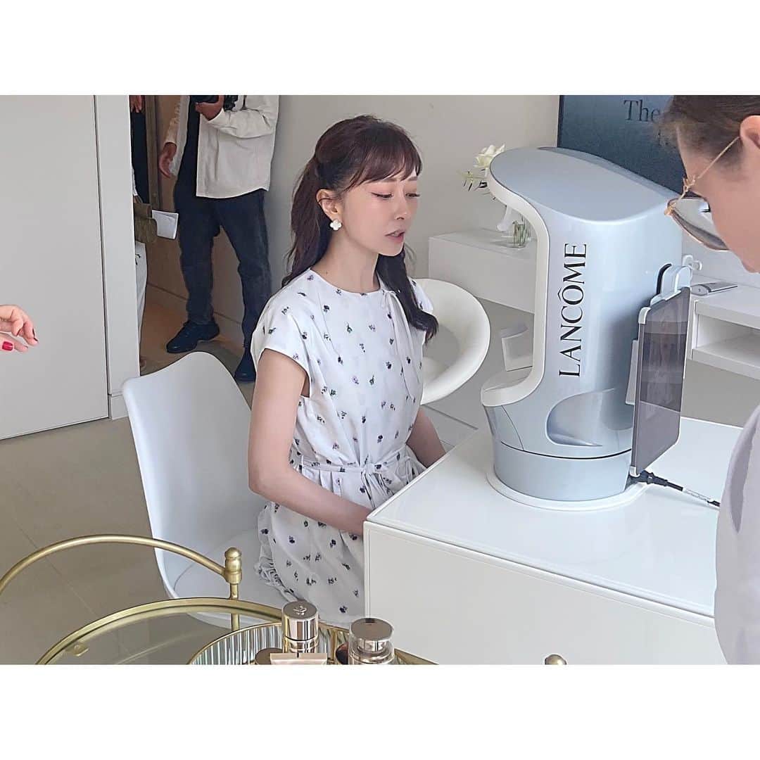 のインスタグラム：「ランコム最新のスキンスクリーンで肌解析していただきました。 赤ちゃんみたいな肌でびっくり！と褒めて頂き、日々のスキンケアの積み重ねに自信が持てました。 毛穴詰まりはパーフェクト。 たるみも98%とほぼパーフェクト！ 水分値だけが低過ぎて驚愕したのですが、メイクしたまま測るとそうなってしまうけど気にしないで大丈夫と言われてホッとしました。  最新のスキンスクリーンだと、 今の肌状態からこのままケアを続けた場合の15年後の顔と、ケアをしなかった場合の15年後の顔を予測できます。 これをみたら、スキンケアは一生手を抜かず頑張りたいなと思わされます。 #ABSOLUE #LONGEVITYRETREAT #LANCOMEOFFICIAL #ランコム #アプソリュ #ロンジェビティリトリートメント」