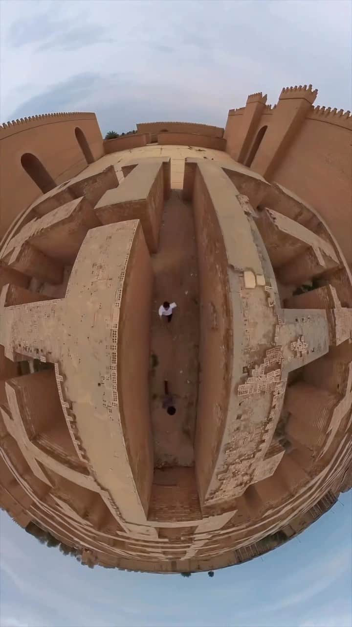 bestvacationsのインスタグラム：「@jerometraveller Running through the Babylon maze in Iraq 🇮🇶😂🏃🏻‍♂️🔥  @husseinrharoun and I went for a quick chase through this maze in Babylon. Funny how from the camera’s perspective you can see where we’re going because the camera is above the walls, but we had to guess which way to go 😂   How many sound effects can you recognize? 😆  🎶: @2cellosofficial - Mombasa BTS: @elona 🎥 ____________ #iraq #irak #イラク #babylon #templerun #middleeast #travel #travelgoals #360camera #funny #🇮🇶」