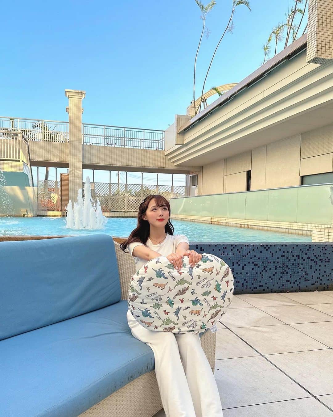 計良日向子（ひなひ）さんのインスタグラム写真 - (計良日向子（ひなひ）Instagram)「ジュラシックパーク30周年を記念して、 しまむらとコラボした商品が可愛い🦖💞 @grshimamura . . . . 私はお家で使えるクッションにしたよ♡ しまむらさんには他にも ジュラシックパークコラボアイテムが あるからチェックしてみてね🌴✨ . . . 可愛くて、お子さんいる方にも オススメだよ🤍 . . . 👗トップス　@chico__official___ . 👗スウェット　@grl_official . . . . #しまむら #しまむらパトロール #きっと見つかる #みんなワクワク #しまむら購入品 #しまむらで購入 #ジュラシックワールド #ジュラシックパーク #ジュラシックパーク30周年 #PR」6月6日 21時19分 - kerahinako1105