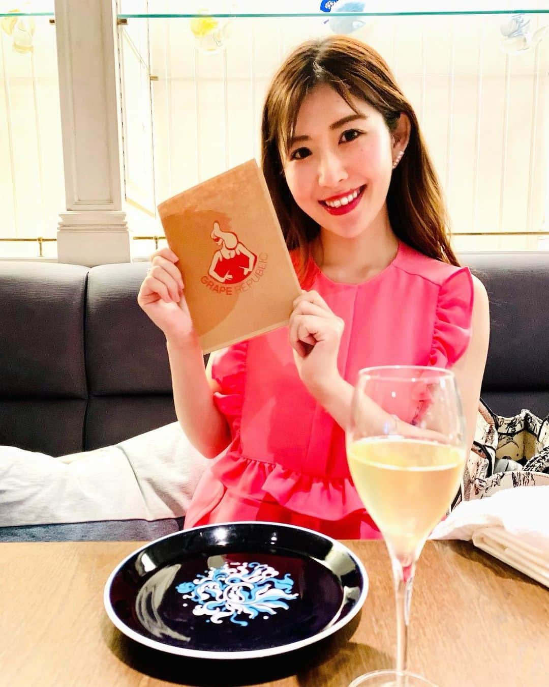 千代田唯のインスタグラム：「グレープリパブリック×ビオディナミナミコ🍷 スペシャルディナーへ行ってきました✨  山形のワイナリー グレープリパブリック 3年前に伺って醸造家の矢野さんに久々お会いできました😄💕 自然派の造り方で山形のブドウそのものの味わいを活かしたワイン✨そして、何と言っても8000年前から使われている「アンフォラ」で醸造しているワイナリーさんなんですよ‼︎まさにナチュールですよね✨ ラベルがとってもオシャレなことでも有名です♪  ビオディナミコは自然派のワインが揃ったイタリアン♪お料理おいしかったなぁ✨ 店内にはカタツムリの絵やガラスがたくさん。 お店の方に伺うと、ビオディナミで栽培される畑にはたくさんのカタツムリがいるのですって✨勉強になりました〜😊✨  楽しく美味しく頂くことができ幸せでした💕 ワインのイベント、これからもたくさん参加したいです〜☺️  #日本ワイン #日本ワインを日常に  #ワインイベント #渋谷 #渋谷グルメ #アカデミーデュヴァン #academieduvin  #ワインスクール #ワイン講師 #ミスワイン #ワインエキスパート #ワイン大好き #ワイン好きな人と繋がりたい #ワインラバー#神主#winelover #wineschool#japanesewine#wine」