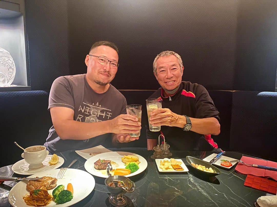 柳葉敏郎さんのインスタグラム写真 - (柳葉敏郎Instagram)「１７年ぶりの再会❗️ やっと実現出来たメシ会👍🏻  超ビッグになってた〜❗️😆  嬉しい時間をありがとう… （偶然の同じ利用宿にて…）      #広島カープ #松山竜平 選手 #まっちゃん」6月6日 21時11分 - toshiro_yanagiba_official