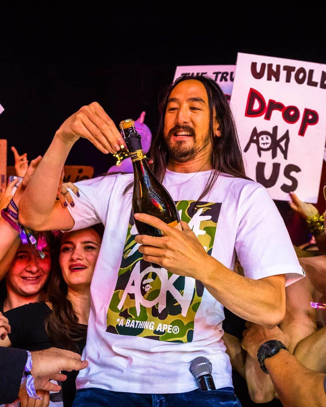 スティーヴ・アオキさんのインスタグラム写真 - (スティーヴ・アオキInstagram)「How to properly use a 🍾bottle of champagne: @steveaoki edition. 🔥」6月6日 21時11分 - steveaoki