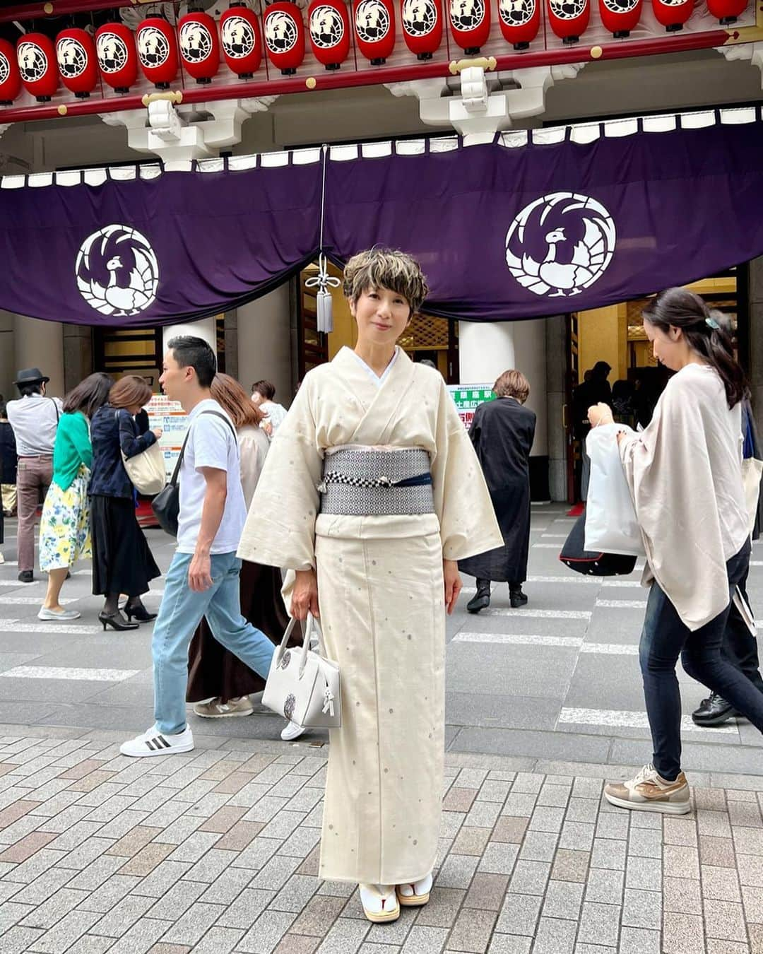 黒田知永子さんのインスタグラム写真 - (黒田知永子Instagram)「. ひさーしぶりにお着物で六月大歌舞伎 義経千本桜を見に歌舞伎座へ。とても面白かった☺︎  帯締めは母のもの。 案外モダンなのを締めてたんだな〜と思って🩵  📣📣📣 6/5 @stand_fm 更新しました！ @stand_fm のアプリからかプロフィール欄のリンクツリーから聞くことができます。 お時間のある時に聞いてくださいね☺  #standfm  #黒田知永子のchikoplusチャンネル  #ラジオでおしゃべり #結城縮 #横山佳代子刺子織 #黒田知永子 #chiekokuroda」6月6日 21時13分 - kuroda_chieko