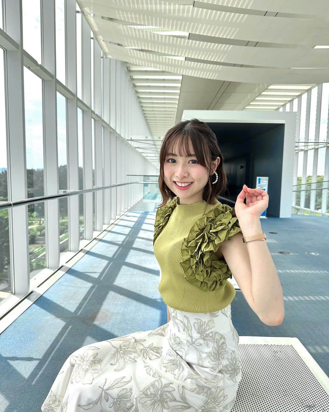 鈴木泉帆のインスタグラム：「お天気が良かったのでお気に入りのお洋服を着て 久しぶりのお出かけ！袖のフリルがかわいいねえ  スカートにニットインするとぶよんってなっちゃうのが永遠の悩み🫠  #arpegestory #公園コーデ #葛西臨海公園 #骨格ウェーブ #骨格ウェーブコーデ #ウェーブ体型 #ボブ #ボブアレンジ #ボブヘアアレンジ #ボブヘア」