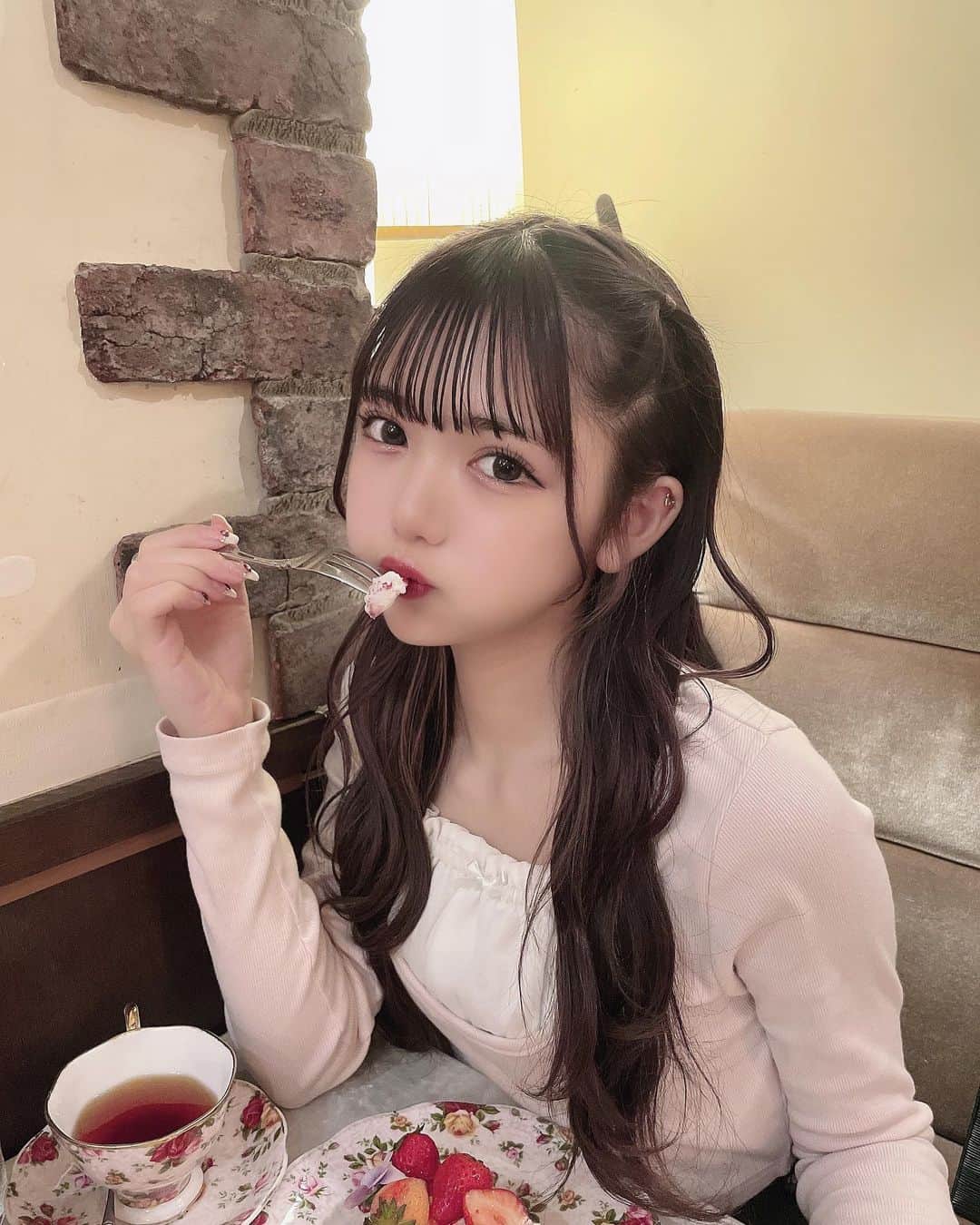 津代美月さんのインスタグラム写真 - (津代美月Instagram)「. 最近甘いもの全然食べれんくなってきたつさんです  チョコもビターが好きだし生クリーム全然だめ ˘- · -˘ 今肉刺しが食べたい ˘- · -˘  #目白カフェ #東京カフェ #アコリット #epine」6月6日 21時14分 - __tsushiromizuki