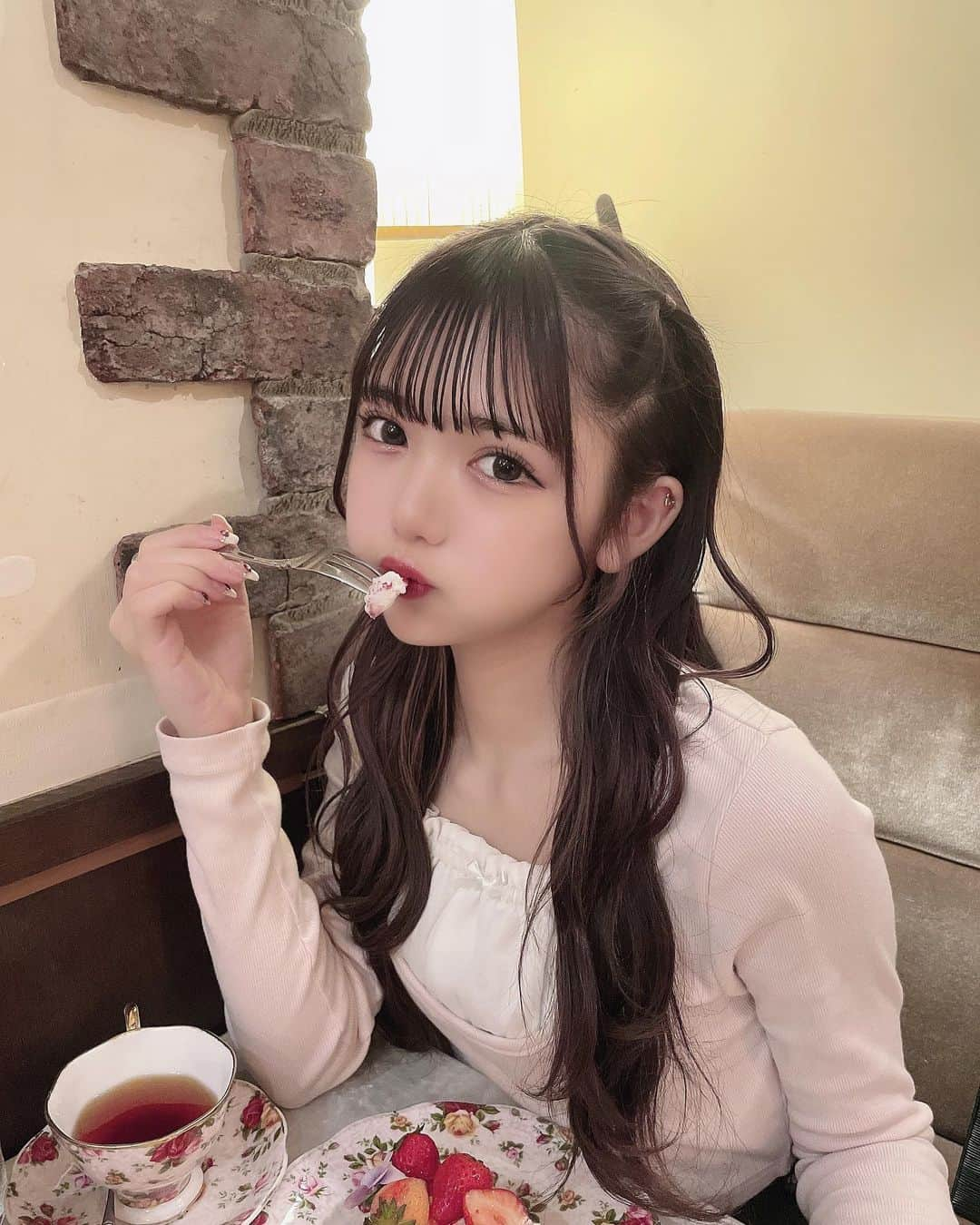 津代美月のインスタグラム：「. 最近甘いもの全然食べれんくなってきたつさんです  チョコもビターが好きだし生クリーム全然だめ ˘- · -˘ 今肉刺しが食べたい ˘- · -˘  #目白カフェ #東京カフェ #アコリット #epine」