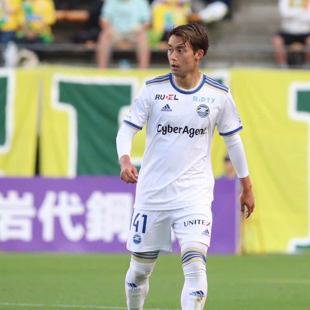 FC町田ゼルビアさんのインスタグラム写真 - (FC町田ゼルビアInstagram)「・ #0603千葉 戦  ✔Pick Up Player vol.5  いつもチームをそばで見ている広報部メンバーが毎試合、印象に残った選手をPick Upするこの企画！  今回の Pick Up Player は  ✨ #安井拓也 選手 ✨  今シーズン初先発。 69分間チームのために貪欲にプレーし続けた安井選手のユニフォームの汚れは、これまでもがき闘ってきた勲章のように見えた。  シーズン開幕当初、中々メンバーに入ることのできない日々が続いた。  しかし、どんな状況下に置かれても、腐ることなく準備をし続ける。 全体TR終了後のグラウンドでは黙々とシュートを打ち続け、常に自分と向き合う安井選手の姿があった。  今後もその姿勢は変わることはないだろう。 現状に満足することなく、更なる高みを目指して。  @takuya.yasui14  #FC町田ゼルビア #zelvia #Jリーグ #サッカー #町田」6月6日 21時15分 - fcmachidazelvia