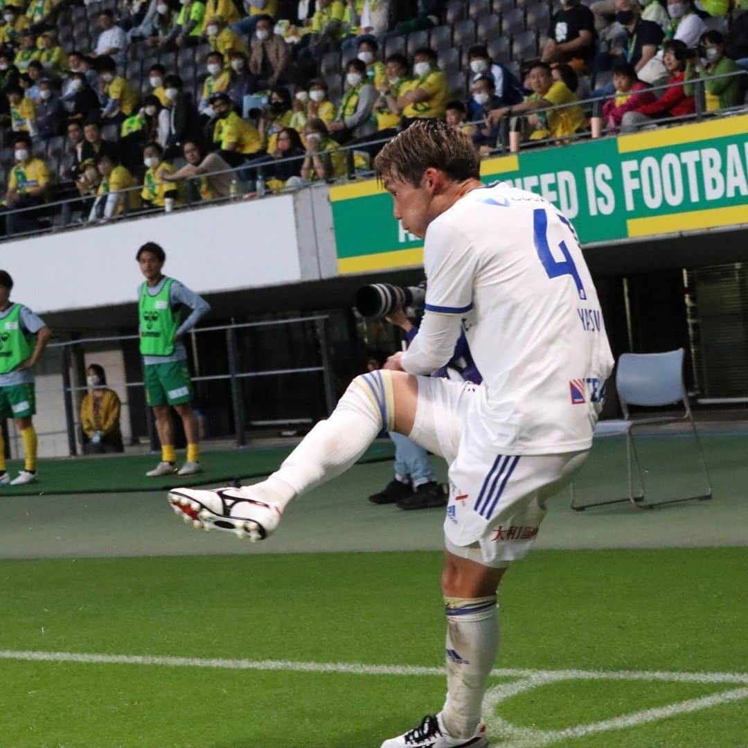 FC町田ゼルビアさんのインスタグラム写真 - (FC町田ゼルビアInstagram)「・ #0603千葉 戦  ✔Pick Up Player vol.5  いつもチームをそばで見ている広報部メンバーが毎試合、印象に残った選手をPick Upするこの企画！  今回の Pick Up Player は  ✨ #安井拓也 選手 ✨  今シーズン初先発。 69分間チームのために貪欲にプレーし続けた安井選手のユニフォームの汚れは、これまでもがき闘ってきた勲章のように見えた。  シーズン開幕当初、中々メンバーに入ることのできない日々が続いた。  しかし、どんな状況下に置かれても、腐ることなく準備をし続ける。 全体TR終了後のグラウンドでは黙々とシュートを打ち続け、常に自分と向き合う安井選手の姿があった。  今後もその姿勢は変わることはないだろう。 現状に満足することなく、更なる高みを目指して。  @takuya.yasui14  #FC町田ゼルビア #zelvia #Jリーグ #サッカー #町田」6月6日 21時15分 - fcmachidazelvia