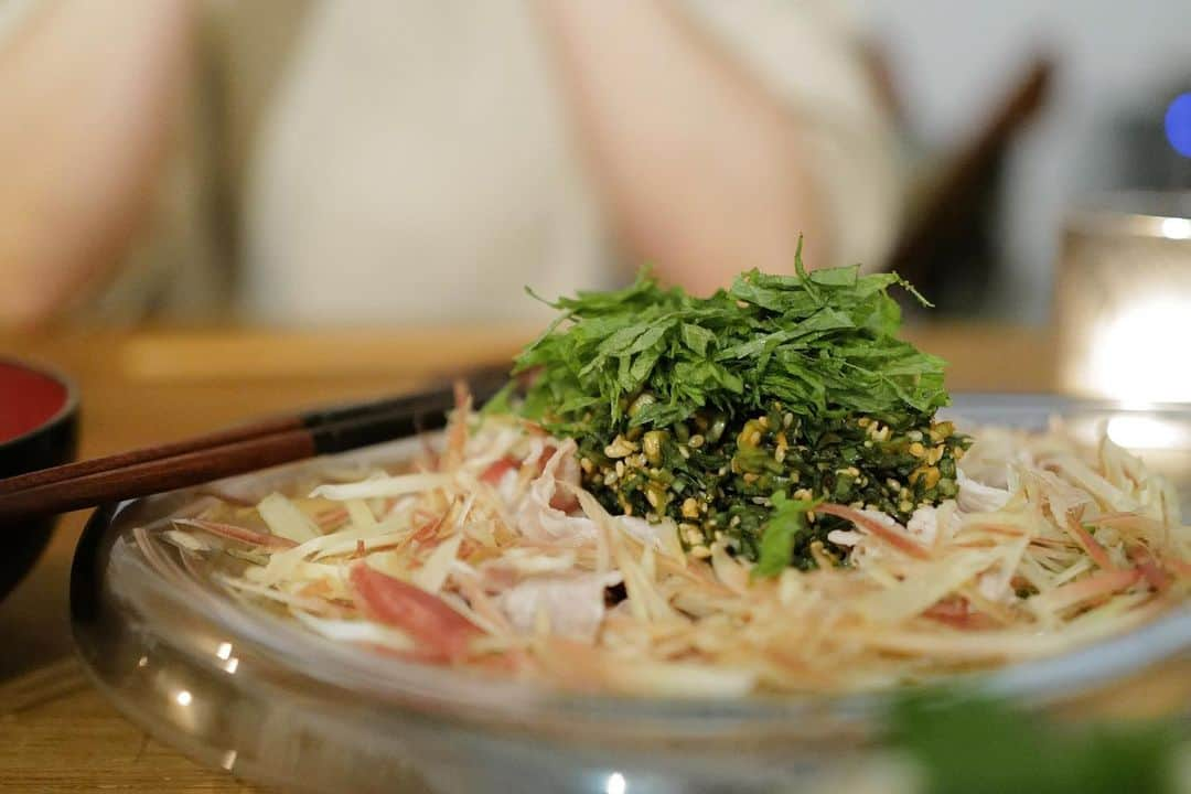 黒沢祐子さんのインスタグラム写真 - (黒沢祐子Instagram)「久々ゆっくりおうちご飯  冷しゃぶにはスプラウト、茗荷、大葉をたっぷりに 作り置きのにらソースをかけてもりもり野菜をいただいた あと卵を使いたくて一番出汁で茶碗蒸し🥚 ゆるめの感じがおいしい 椎茸と鶏肉入れて味付けは藻塩のみで充分 あと新玉ねぎポン酢とオクラの胡麻和え ゴマは煎ってから擦ると香りも味も🙆‍♀️  スナップエンドウとヒゲ付きヤングコーンも買ったが お腹いっぱいで繰り越し😅 たまにはノンアルで雨の音を聴きながらよい夜  明日から　@isetan_shinjuku 1階メインステージで @fritzhansen_japan のコラボチェアの展示があります 14時くらいから行こうと思っています ぜひ見にいらしてくださいね♡  #life #鎌倉暮らし #おうちごはん  #冷しゃぶサラダ」6月6日 21時16分 - yukowedding