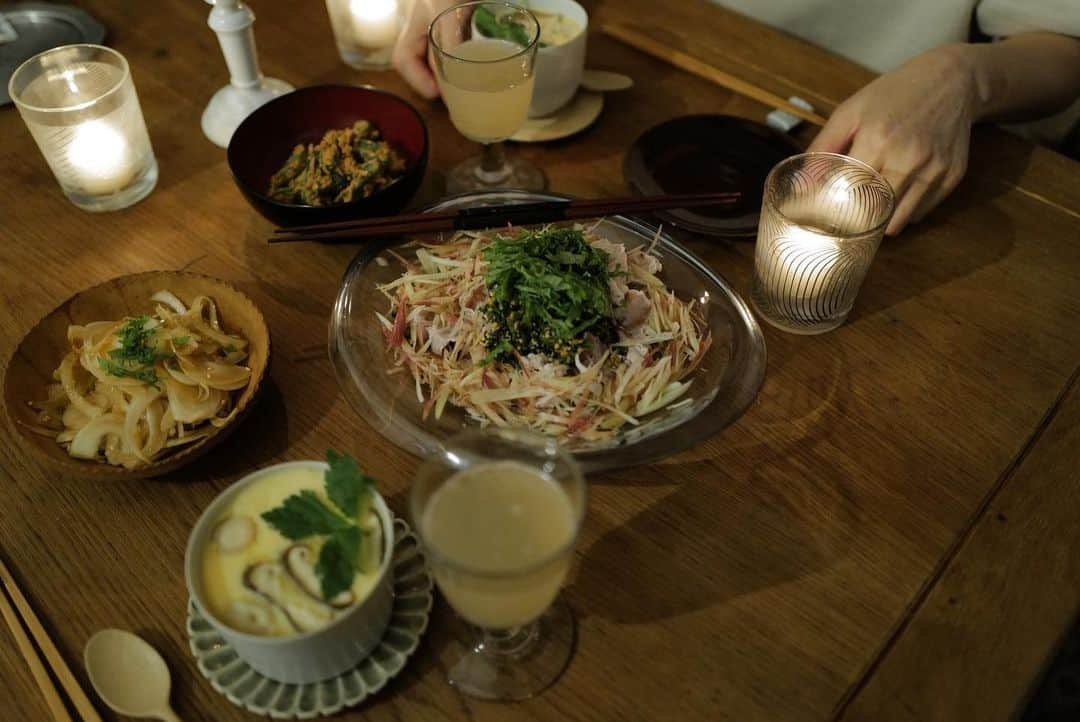 黒沢祐子さんのインスタグラム写真 - (黒沢祐子Instagram)「久々ゆっくりおうちご飯  冷しゃぶにはスプラウト、茗荷、大葉をたっぷりに 作り置きのにらソースをかけてもりもり野菜をいただいた あと卵を使いたくて一番出汁で茶碗蒸し🥚 ゆるめの感じがおいしい 椎茸と鶏肉入れて味付けは藻塩のみで充分 あと新玉ねぎポン酢とオクラの胡麻和え ゴマは煎ってから擦ると香りも味も🙆‍♀️  スナップエンドウとヒゲ付きヤングコーンも買ったが お腹いっぱいで繰り越し😅 たまにはノンアルで雨の音を聴きながらよい夜  明日から　@isetan_shinjuku 1階メインステージで @fritzhansen_japan のコラボチェアの展示があります 14時くらいから行こうと思っています ぜひ見にいらしてくださいね♡  #life #鎌倉暮らし #おうちごはん  #冷しゃぶサラダ」6月6日 21時16分 - yukowedding