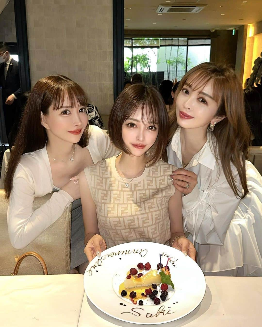 蘭子さんのインスタグラム写真 - (蘭子Instagram)「今日は表参道Reimsでランチをしてきました🍽️ . 大好きさき吉のお誕生日🍰 るみさんと💓 ずっと大好き❤️ . ちなみにバッグはピンクなんだけど 黄金虫みたいな光り方をしてコロンってしてて 可愛いのだ🪲 . . . #プラダ#シャネル#シャネルバッグ #表参道ランチ#表参道カフェ#表参道グルメ#カフェ活#カフェ巡り#カフェ好きな人と繋がりたい #カフェ好きな人と繋がりたい #カフェ部 #カフェ飯#カフェ活 #渋谷ランチ#プチプラ高見えコーデ#カフェランチ  #原宿ランチ #恵比寿ランチ#渋谷ランチ#恵比寿カフェ#恵比寿グルメ#渋谷カフェ#東京カフェ #東京グルメ #カフェスタグラム #グルメ#グルメ好きな人と繋がりたい #グルメスタグラム #グルメ女子 #グルメ部  #グルメ巡り#きょコ」6月6日 21時16分 - xx_ranko_xx