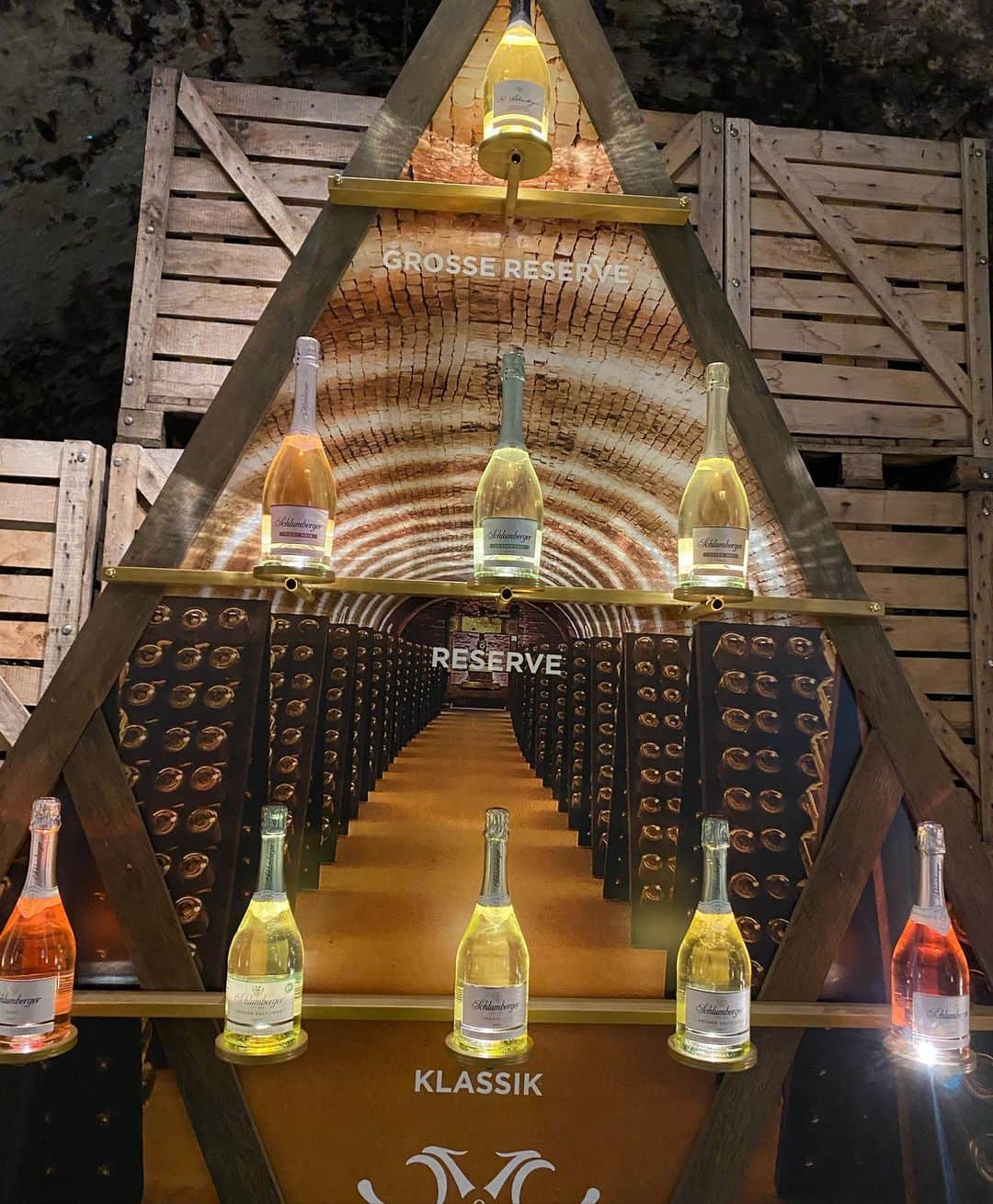 関谷亜矢子さんのインスタグラム写真 - (関谷亜矢子Instagram)「ワイン勉強中の私のために娘が予約してくれたウィーンにあるシュルンベルガーワインセラーの見学ツアー。  ひんやりとした地下蔵は、迷路のように続いて、神秘的でさえありました😃  シャンパーニュと同じ製法で作られている瓶内ニ次発酵のSekt(スパークリングワイン)のオーストリア最古の老舗メーカーでハプスブルク家御用達。  ルミアージュ、 デゴルジュマン、と 懐かしい🤣言葉を復習しながら、醸造を順を追って(日本語オーディオガイド付き)見ていき、 1年以上ニ次発酵させているキラキラのボトルたちを見た後は、うれしいテイスティングタイム🥂✨🥰  白2種、ロゼ1種を試飲した中で、オーストリアといえばこれ！のグリューナーフェルトリーナー100%のゼクトは、果実味豊かでありつつ、スパイシーさが感じられて美味しかった。 もう一つの白は シャルドネ、ピノ・ブラン、ヴェルシュリースリング ロゼは、 ピノ・ノワール、ツヴァイゲルト、ザンクト・ラウレントを使っています。 3月に二十歳になったばかりの娘は1杯のみ。 私も、チーズなどのお供なく、ワインだけを3杯のテイスティングは、なかなかの効き目でした🤣  娘、ありがとうー！ あとは試験頑張ってー👍  #シュルンベルガー  #schlumberger  #スパークリングワイン  #sekt  #ウィーン  #オーストリア  #ワインセラーツアー」6月6日 21時27分 - ayakosekiya.516