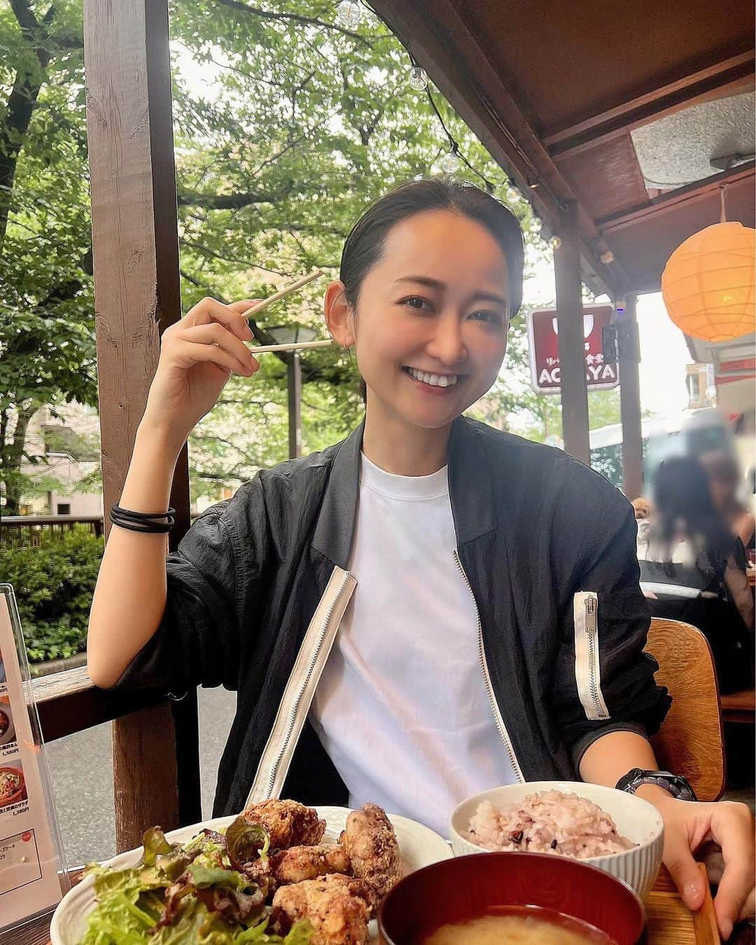 山吹香織のインスタグラム：「定食ばんざーい🙌🍚笑 ジム帰りなので…格好と髪型は…㊙️😂笑 そしてなぜか手にヘアゴムつけすぎてる件爆 皆さんのおすすめ定食屋さんはありますか？🤭 ・ ・ ・ #オールバック  #ランチ #lunchtime #定食  #定食屋 #健康ご飯  #トレーニング #トレーニング女子  #ダイエット #ダイエット女子 #食べて運動して健康的に  #なりたい自分になる  #唐揚げ 大好きです笑 #食いしん坊 万歳笑」